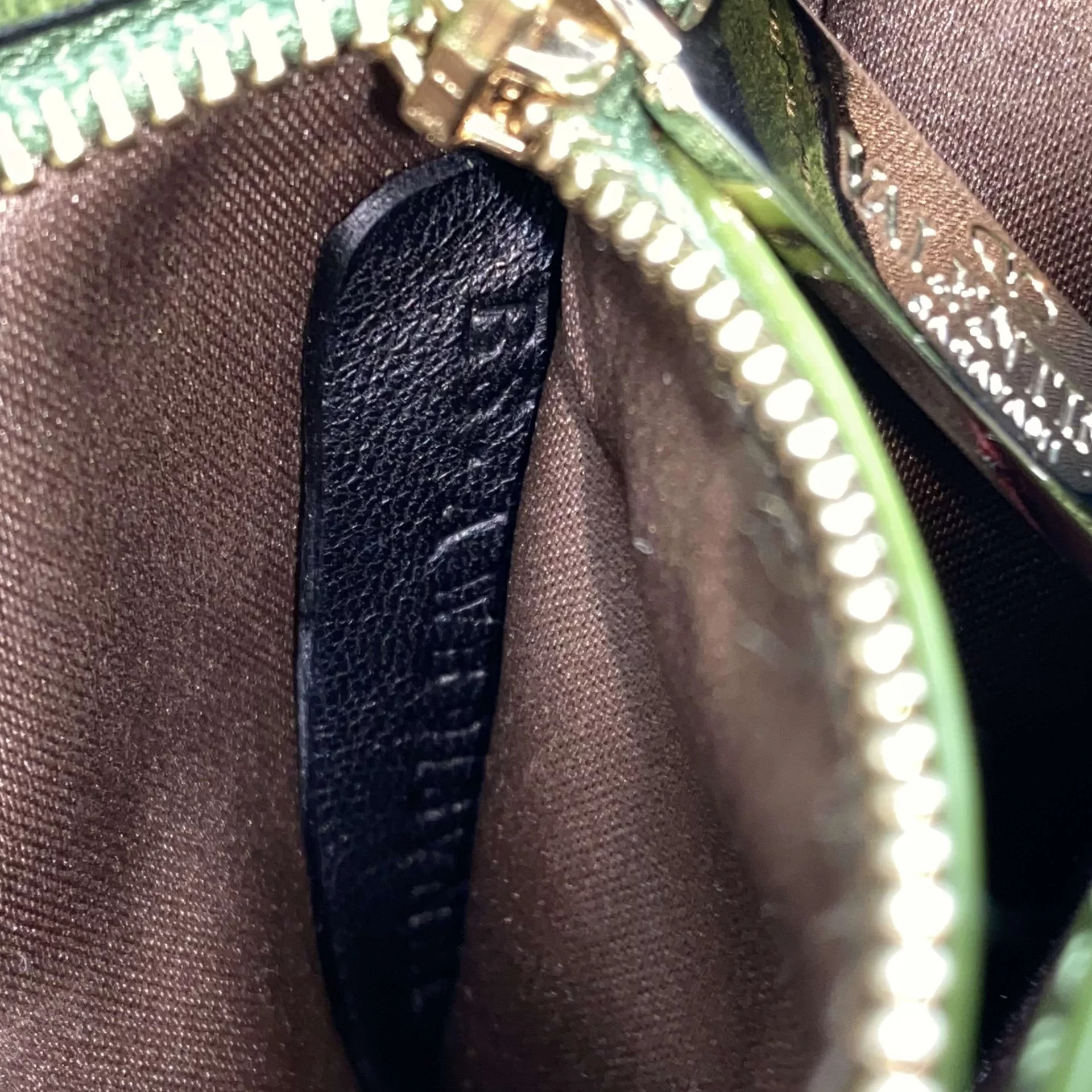 Clutch Valentino Garavani Verniz Verde