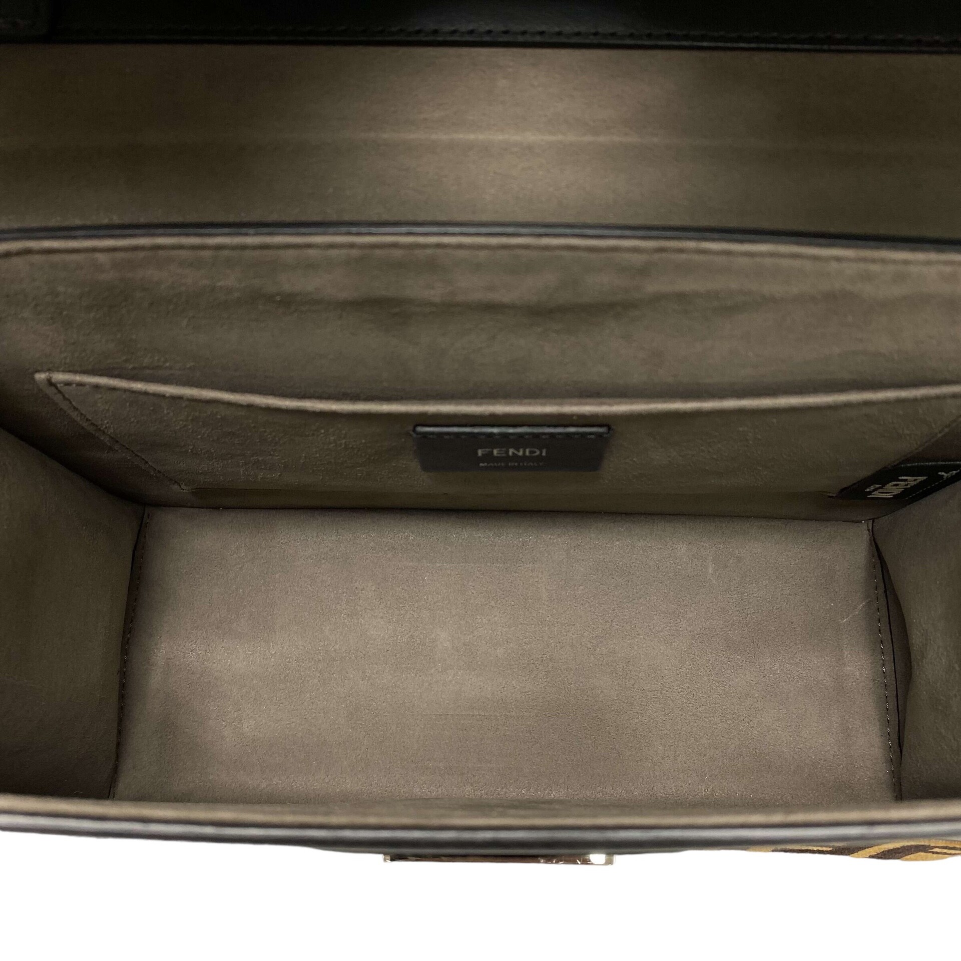 Bolsa Fendi Kan I F Preta com Veludo