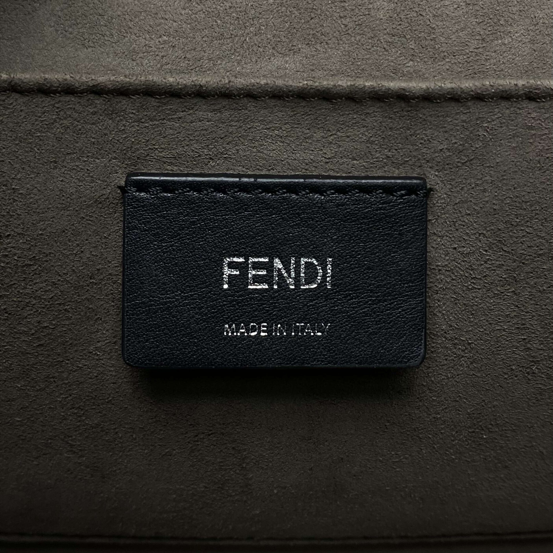 Bolsa Fendi Kan I F Preta com Veludo