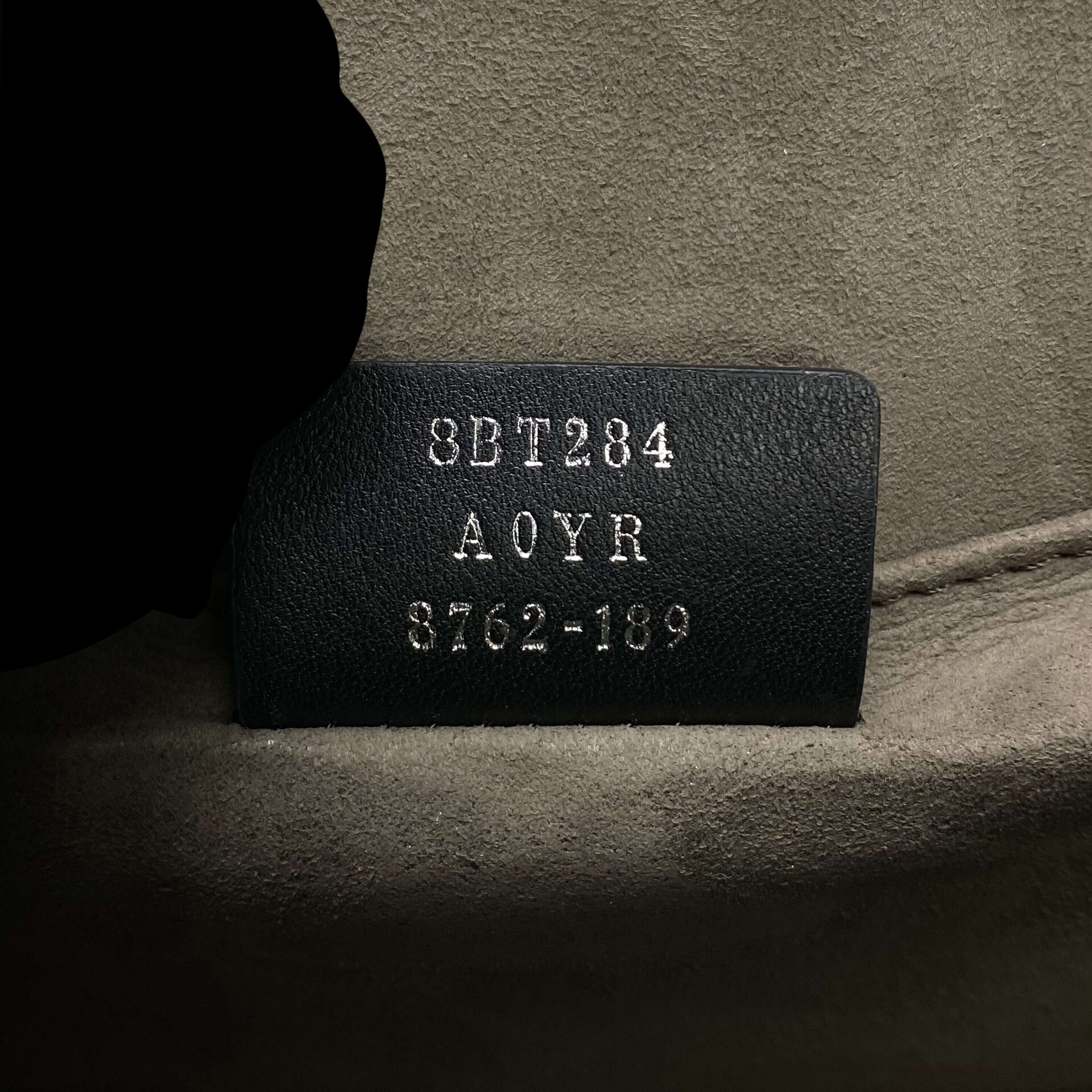 Bolsa Fendi Kan I F Preta com Veludo