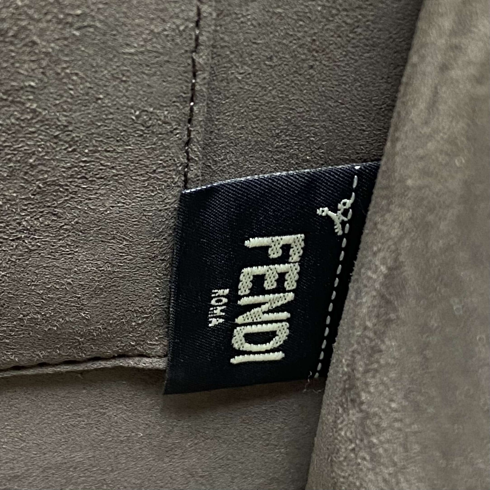 Bolsa Fendi Kan I F Preta com Veludo