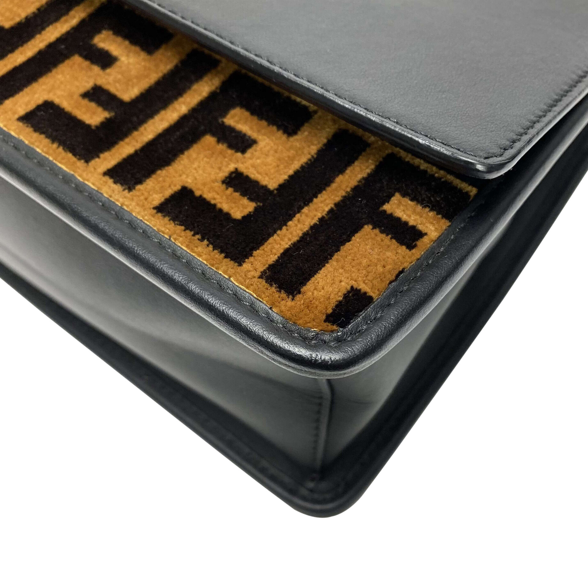 Bolsa Fendi Kan I F Preta com Veludo