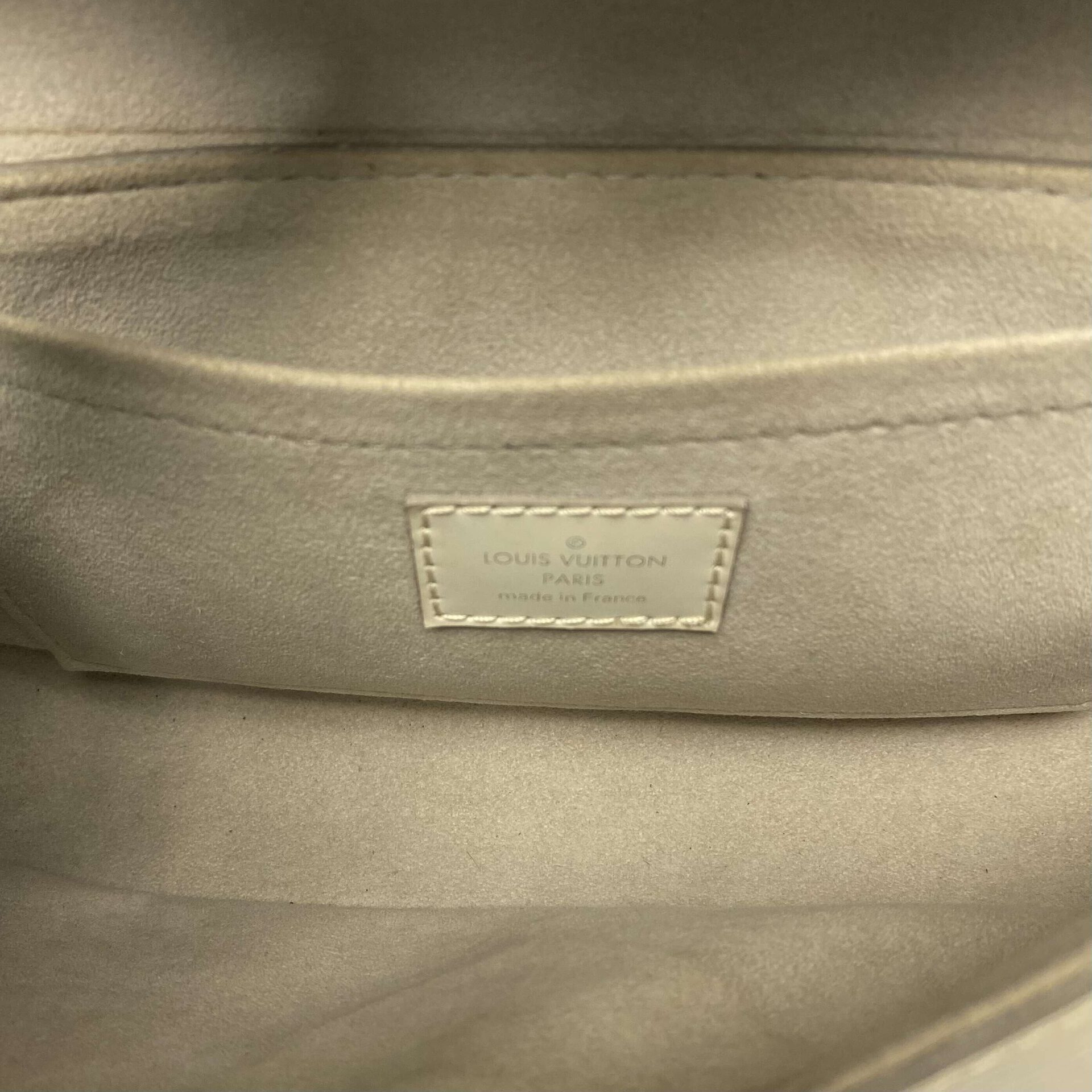 Bolsa Louis Vuitton Pochette Montaigne Epi Off White