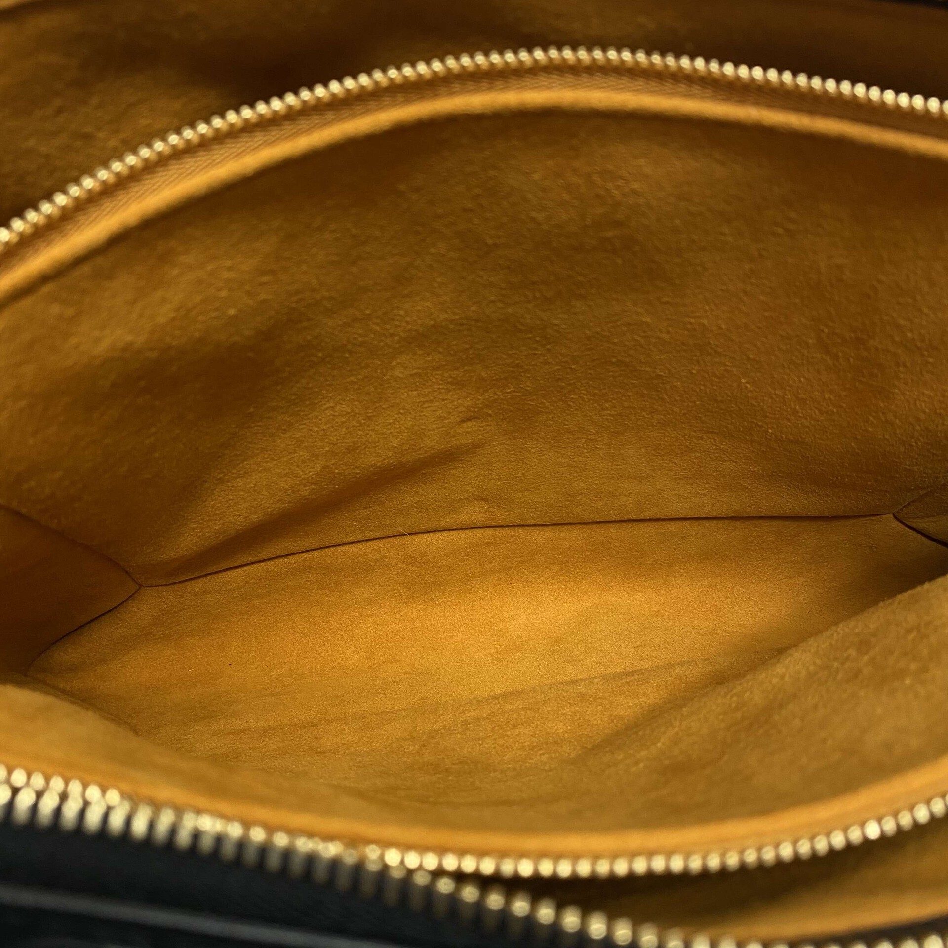 Bolsa Louis Vuitton Coussin Preta