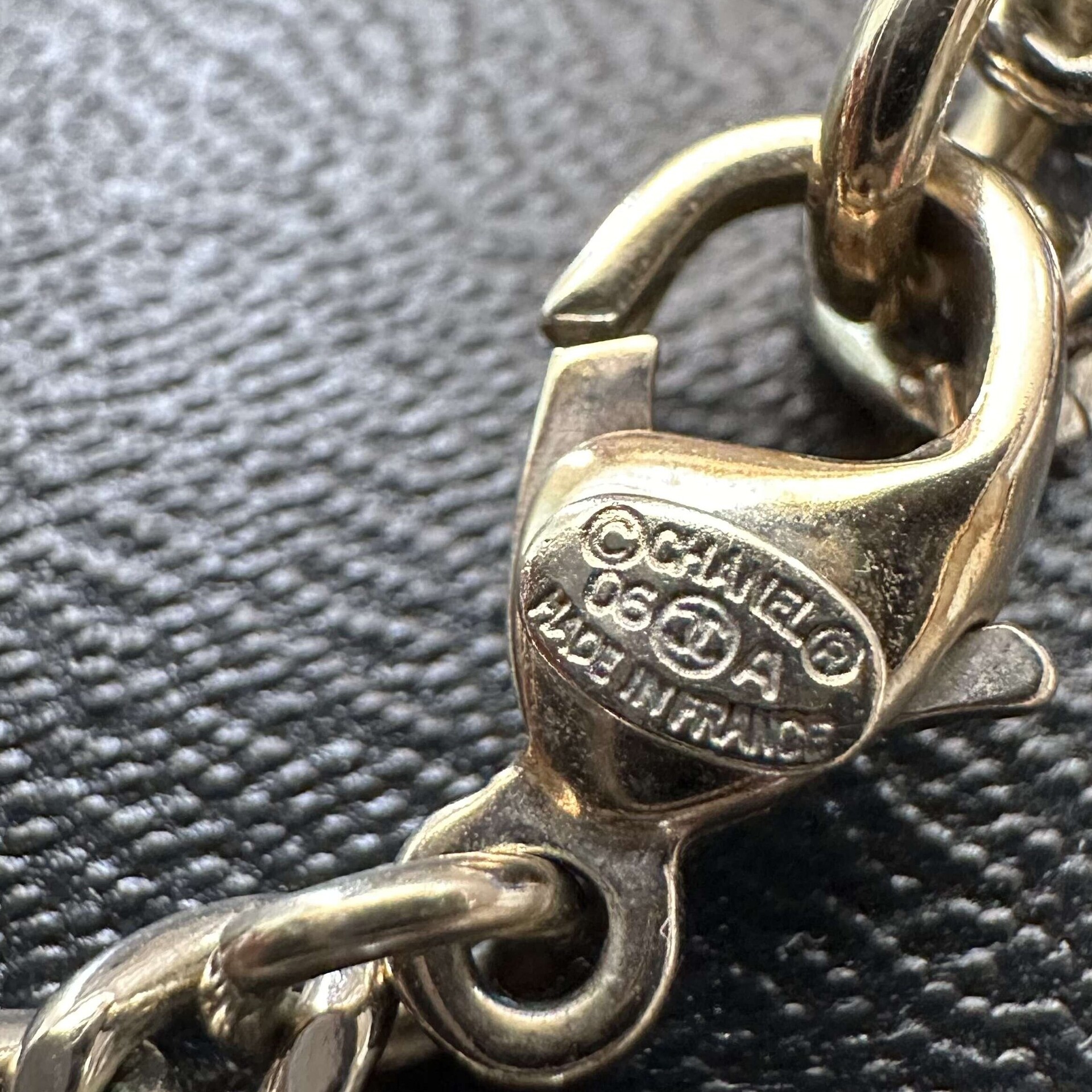 Colar Chanel Coração com Pérolas