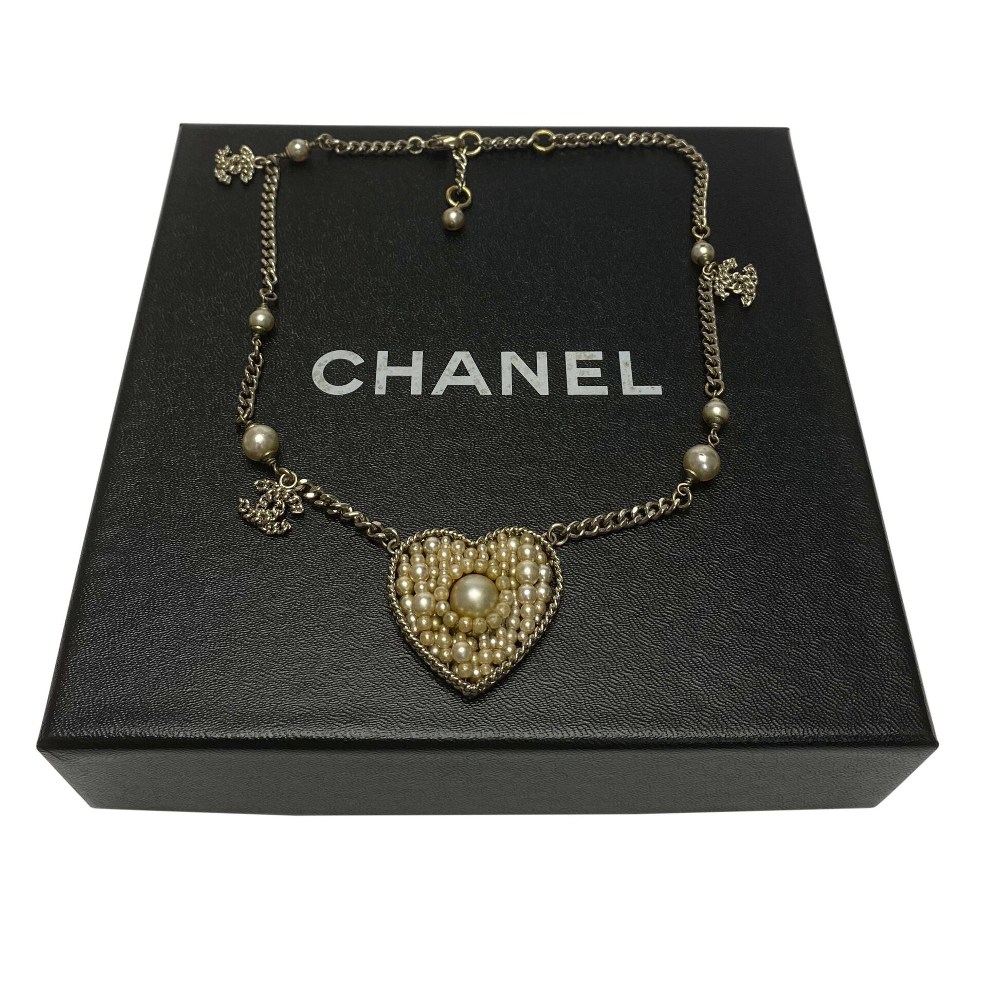 Colar Chanel Coração com Pérolas