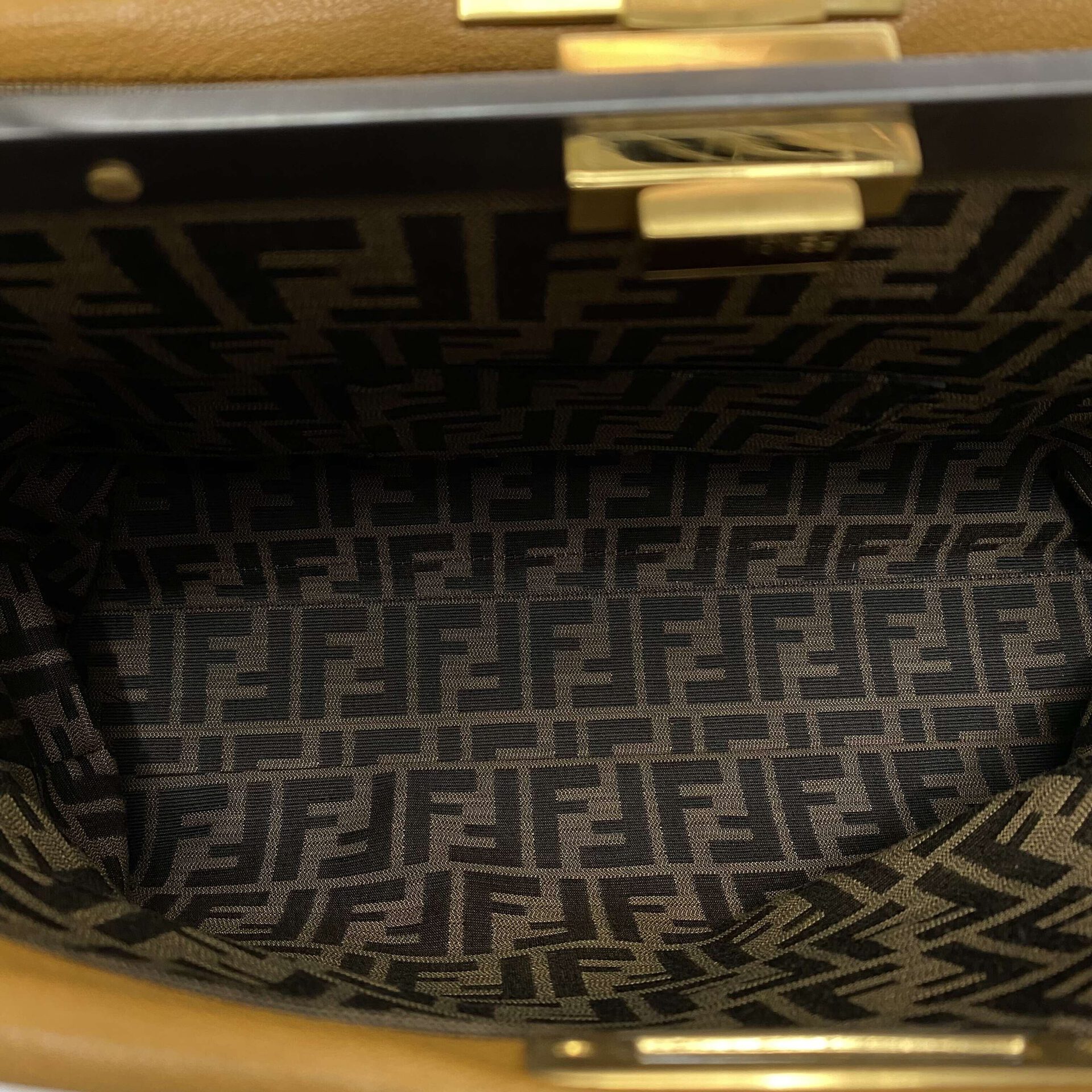 Bolsa Fendi Peekaboo Caramelo