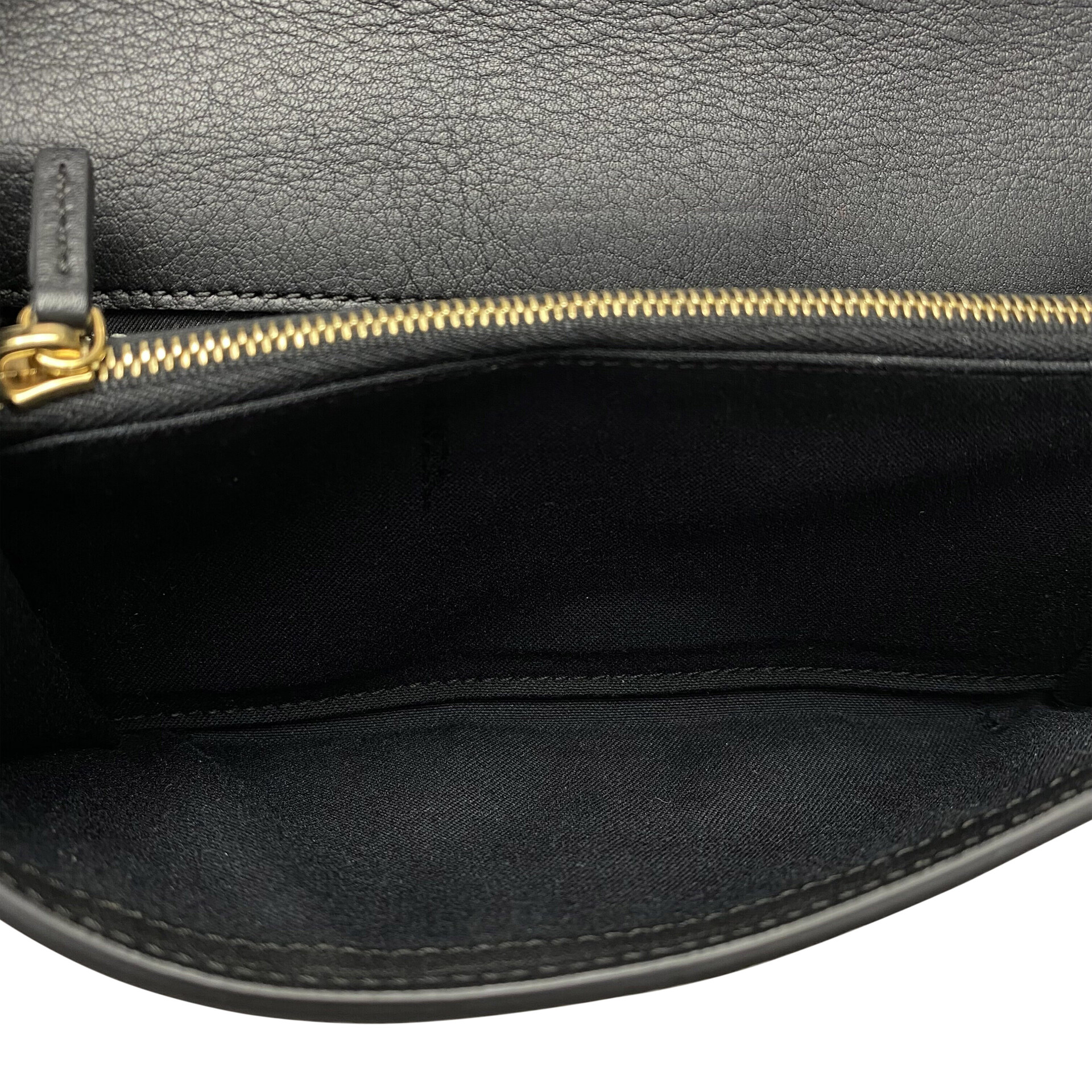 Carteira Fendi Peekaboo Preta