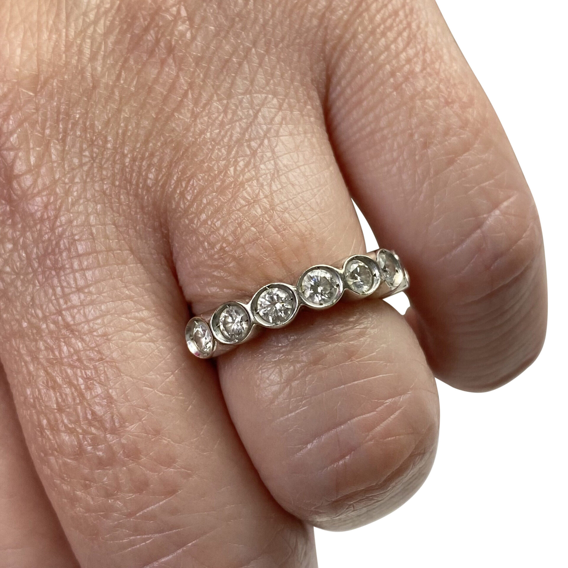 Meia Aliança Carla Amorim Ouro Branco com Diamantes