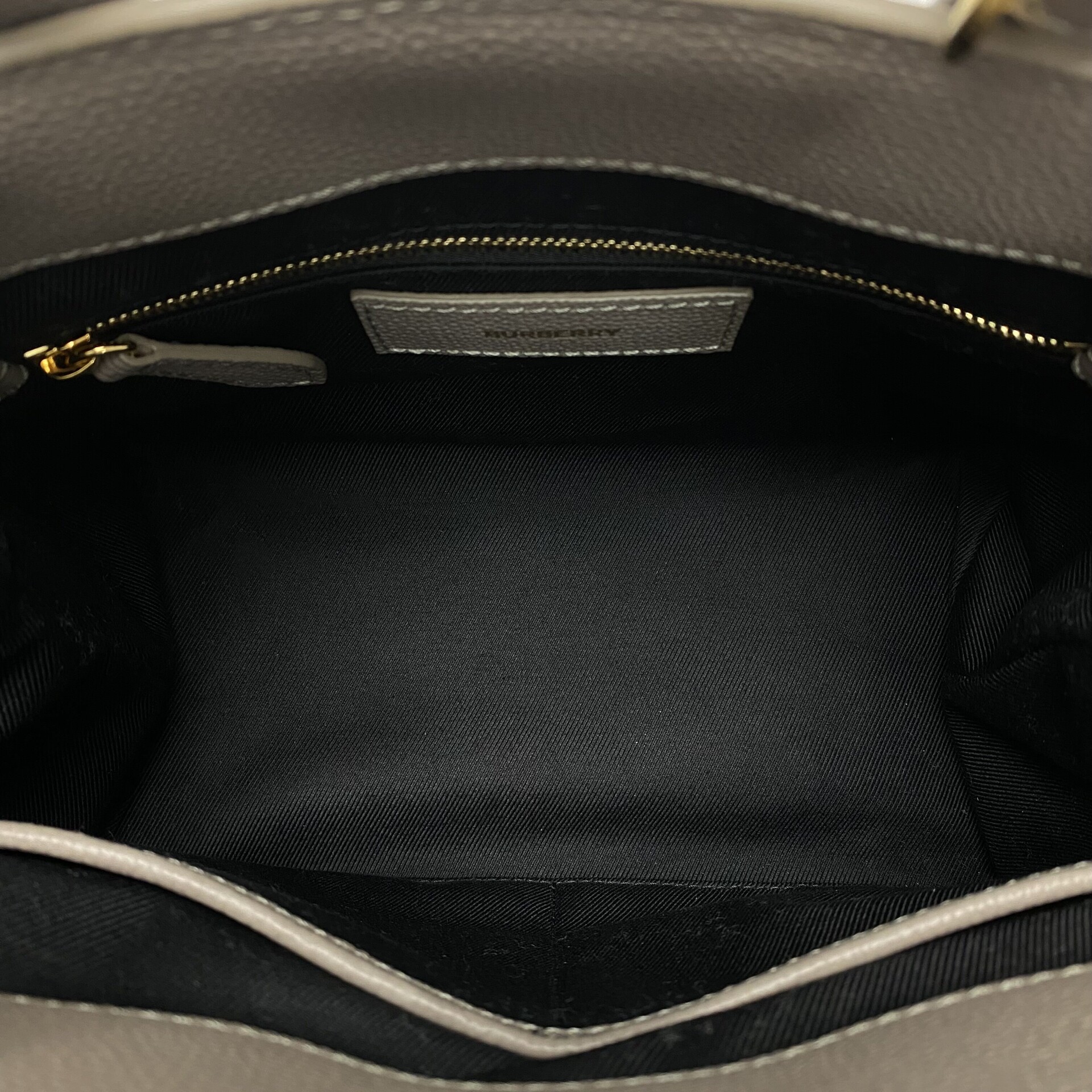 Bolsa Burberry Banner Couro Cinza Pequena