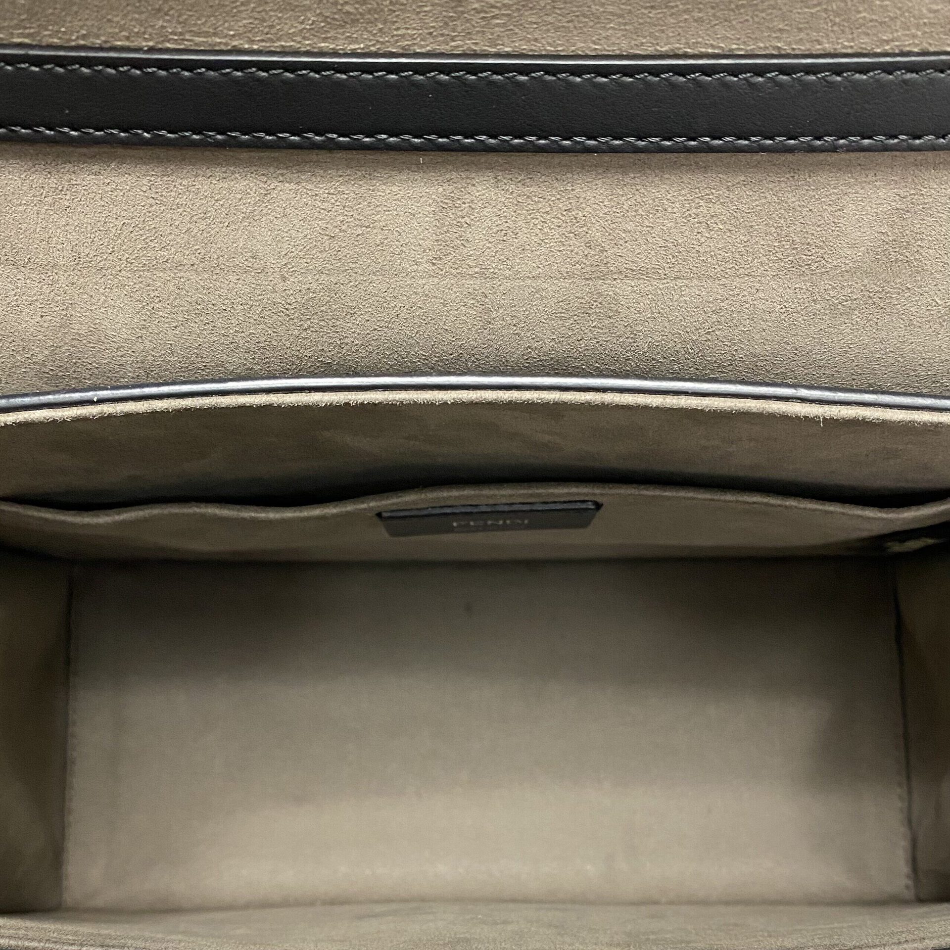 Bolsa Fendi Kan I F Preta com Veludo