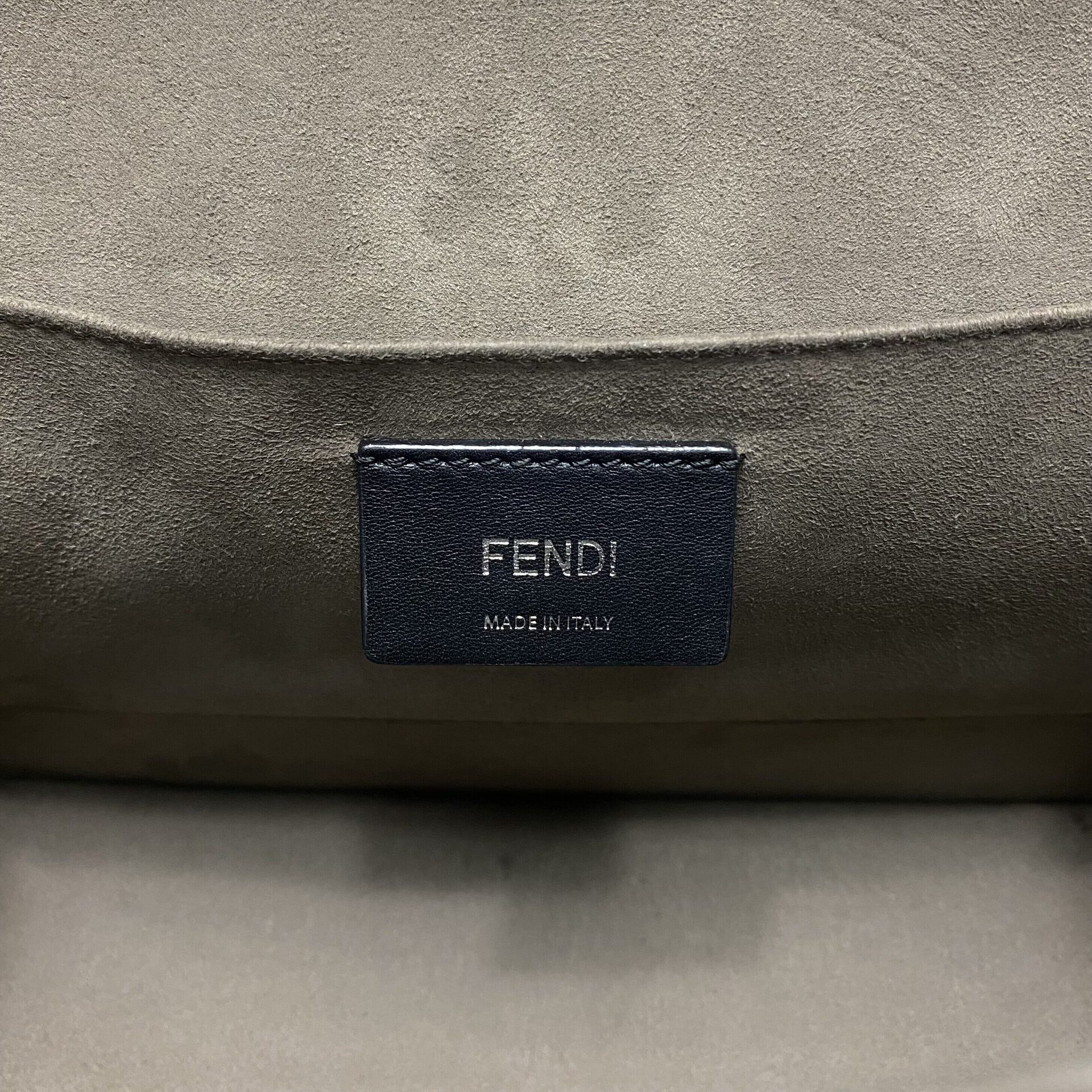 Bolsa Fendi Kan I F Preta com Veludo