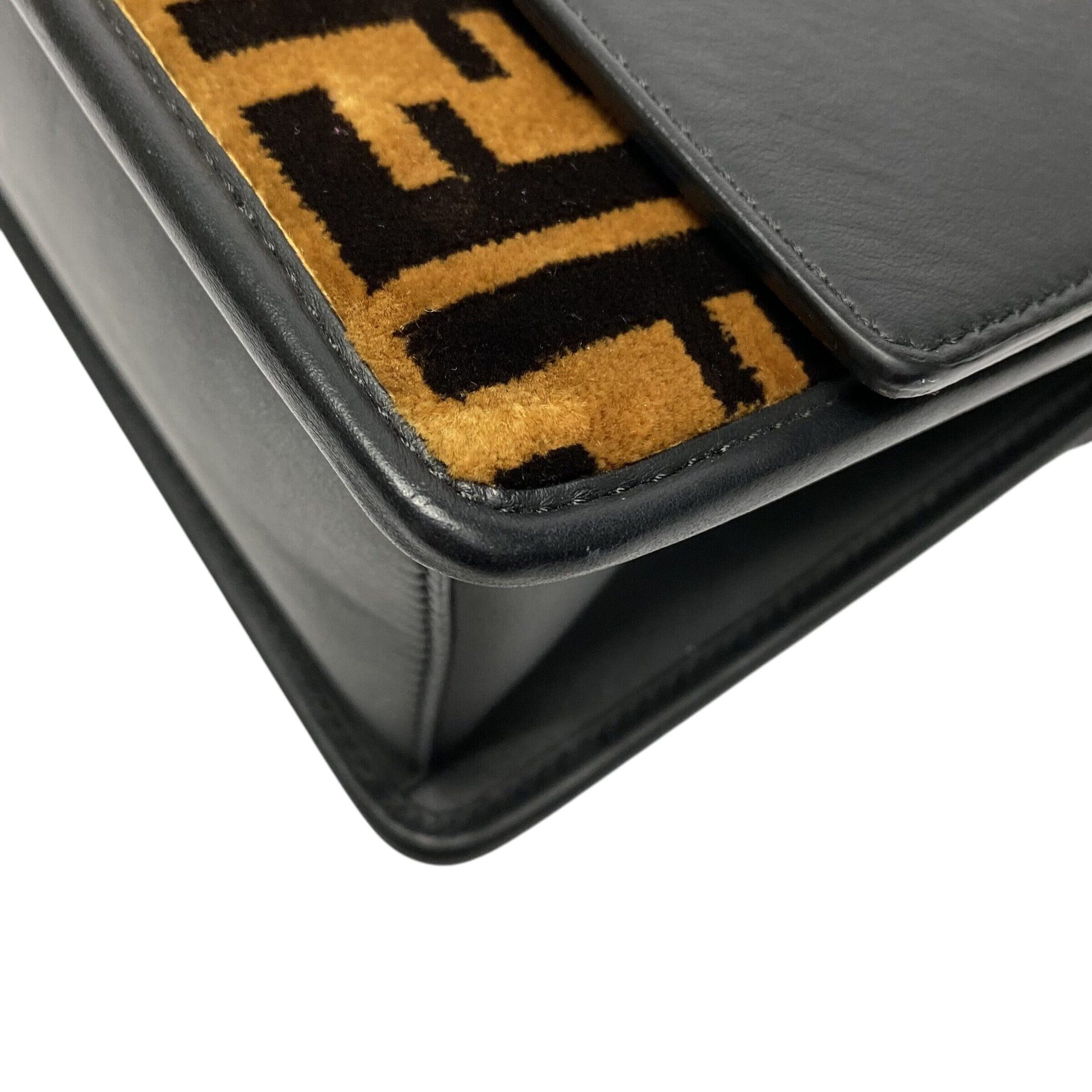 Bolsa Fendi Kan I F Preta com Veludo