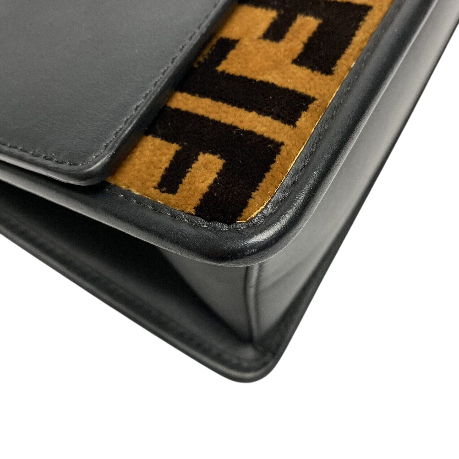 Bolsa Fendi Kan I F Preta com Veludo