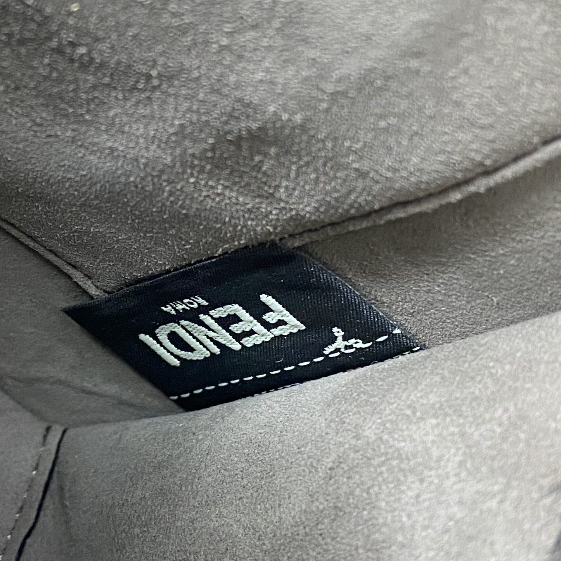 Bolsa Fendi Kan I F Preta com Veludo