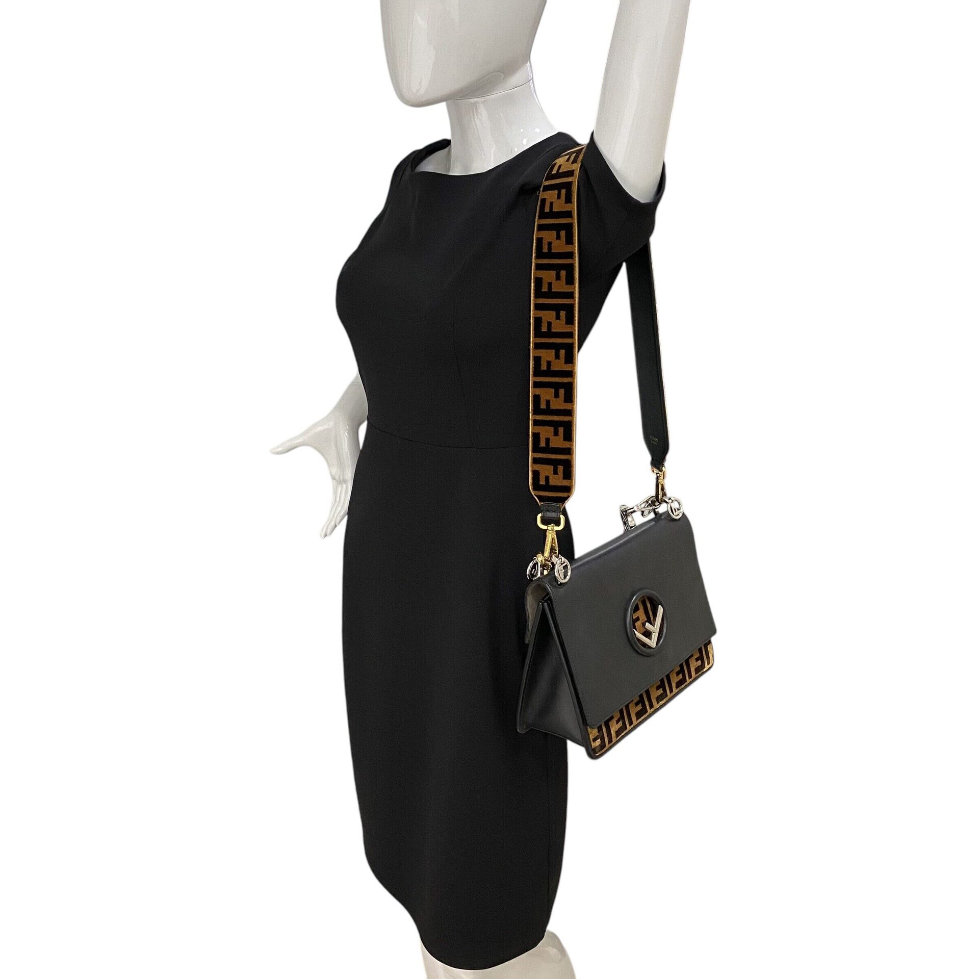 Bolsa Fendi Kan I F Preta com Veludo