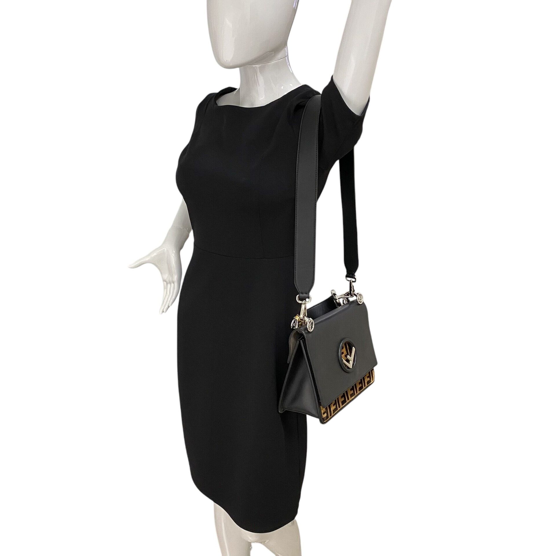 Bolsa Fendi Kan I F Preta com Veludo