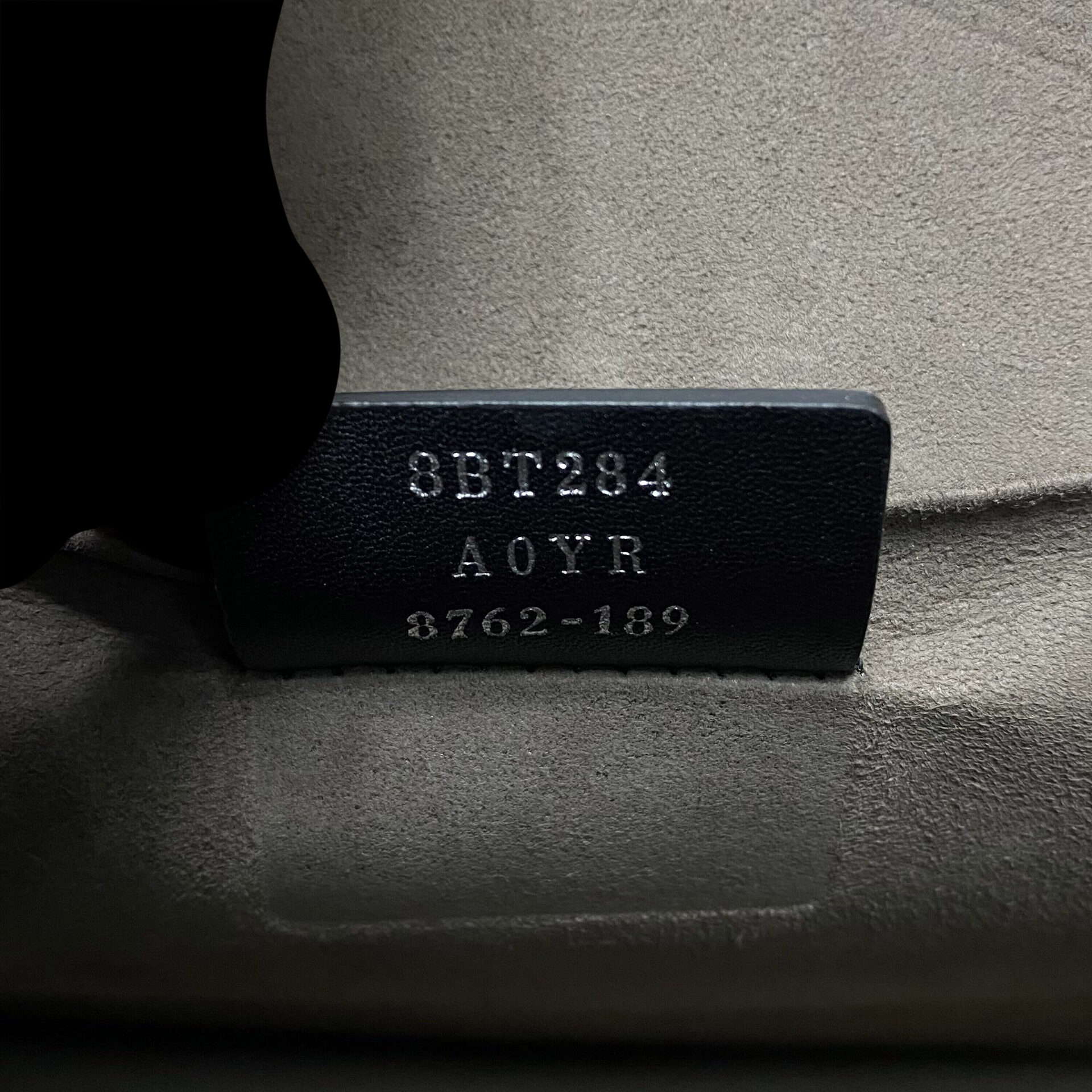 Bolsa Fendi Kan I F Preta com Veludo