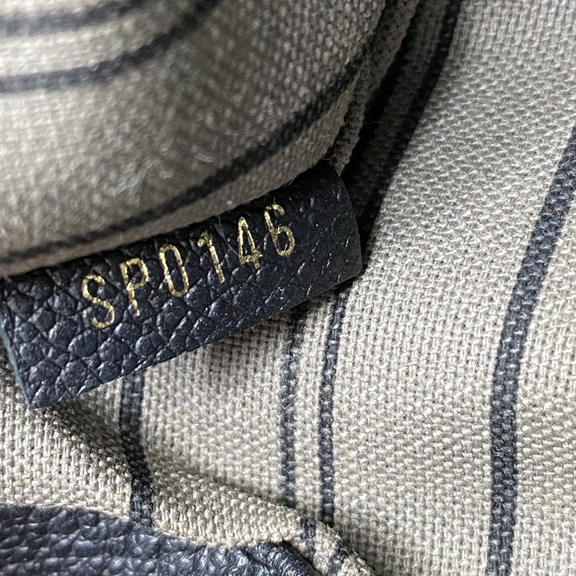 Bolsa Louis Vuitton Montaigne Preta