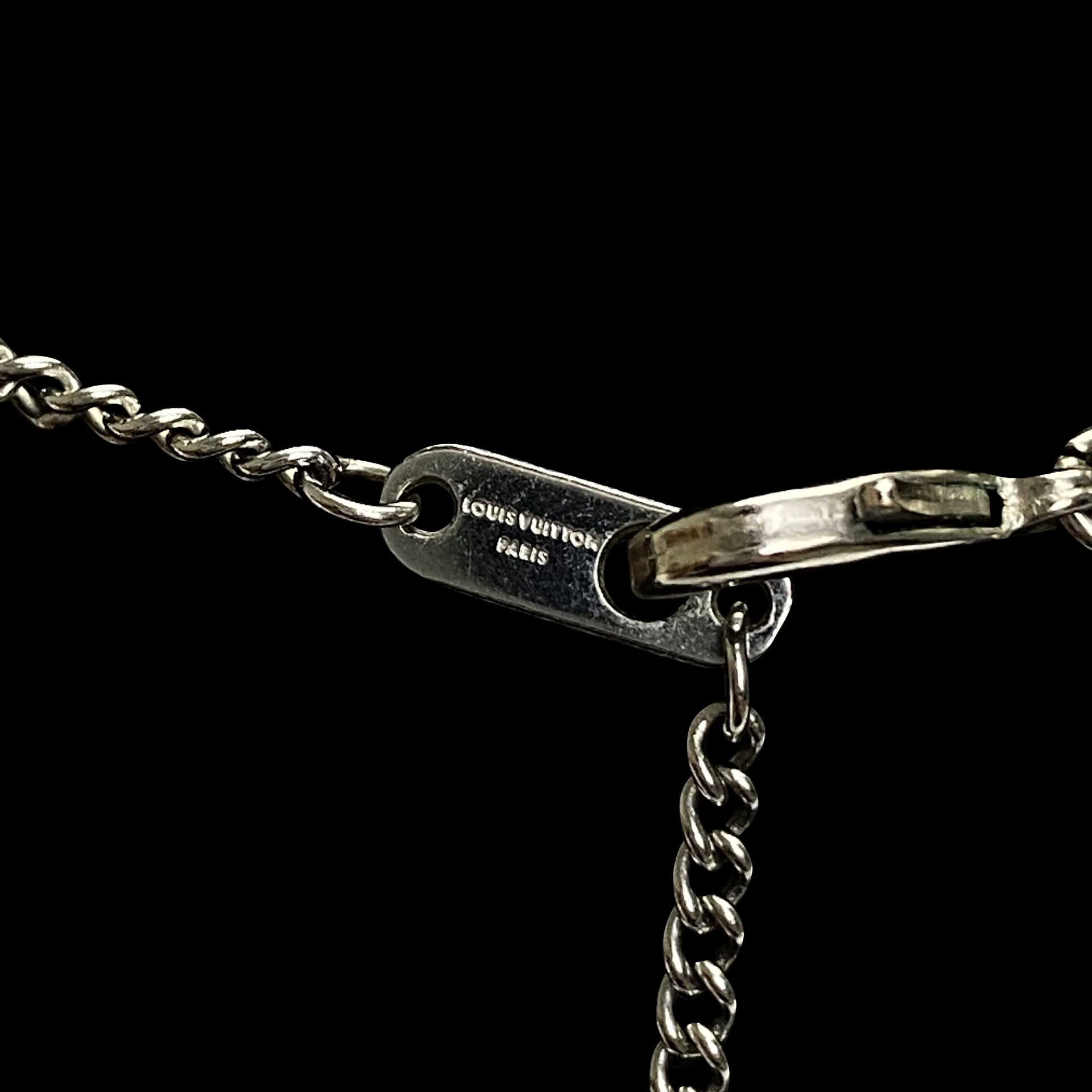 Colar Louis Vuitton Pingente LV Instinct