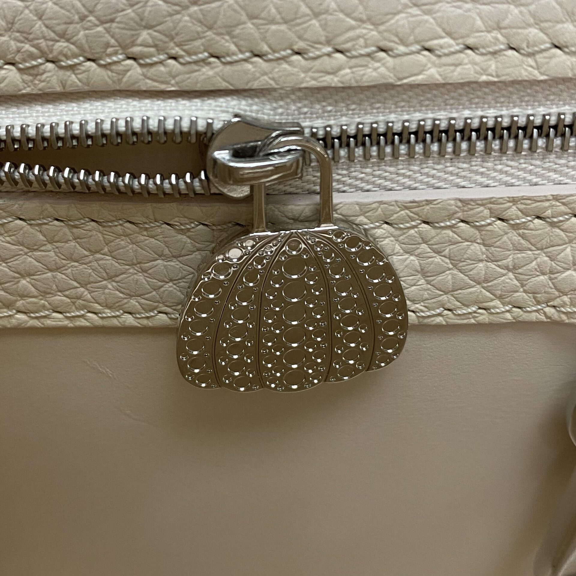 Bolsa Louis Vuitton X Yayoi Kusama Capucines BB