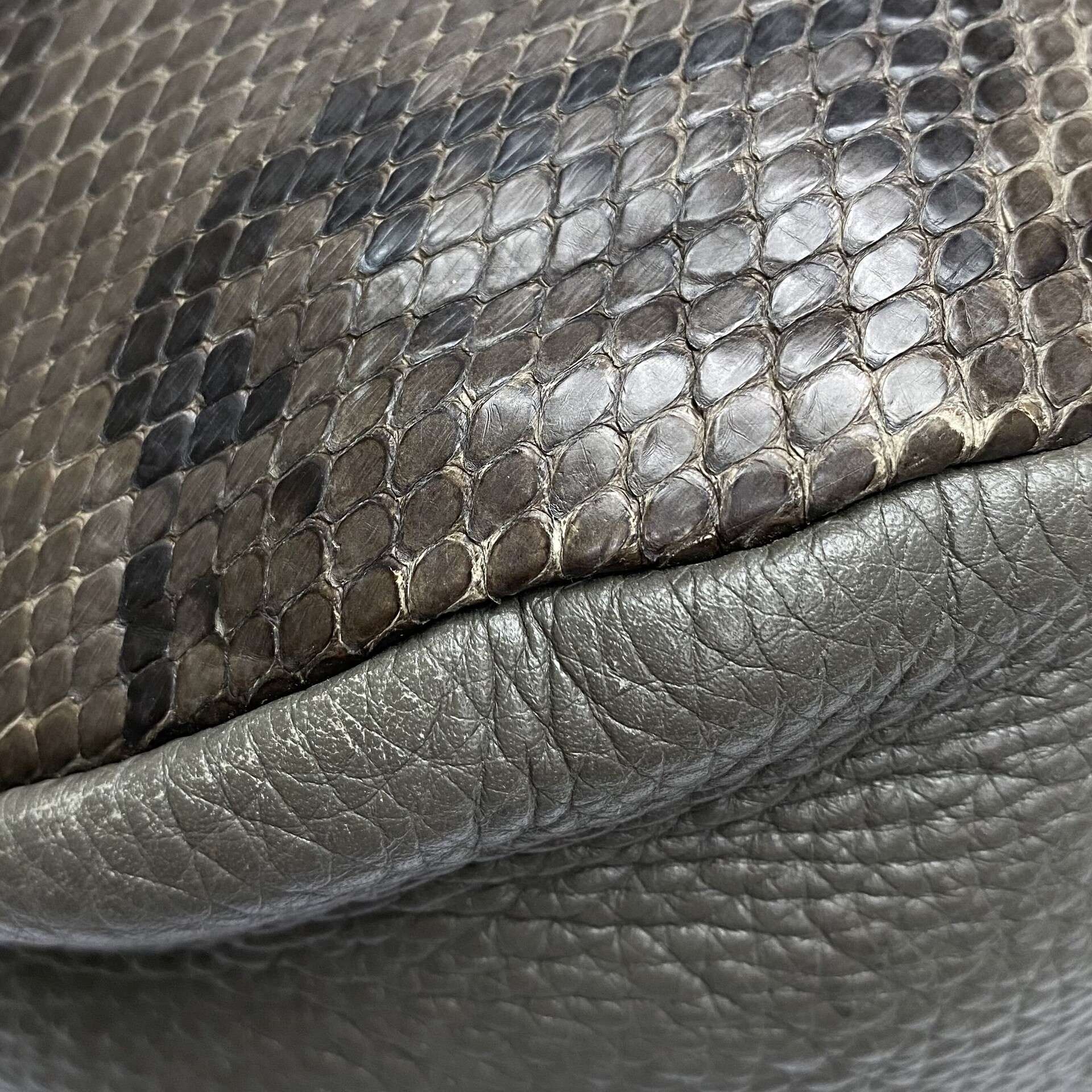 Bolsa Gucci Hobo Cinza Píton