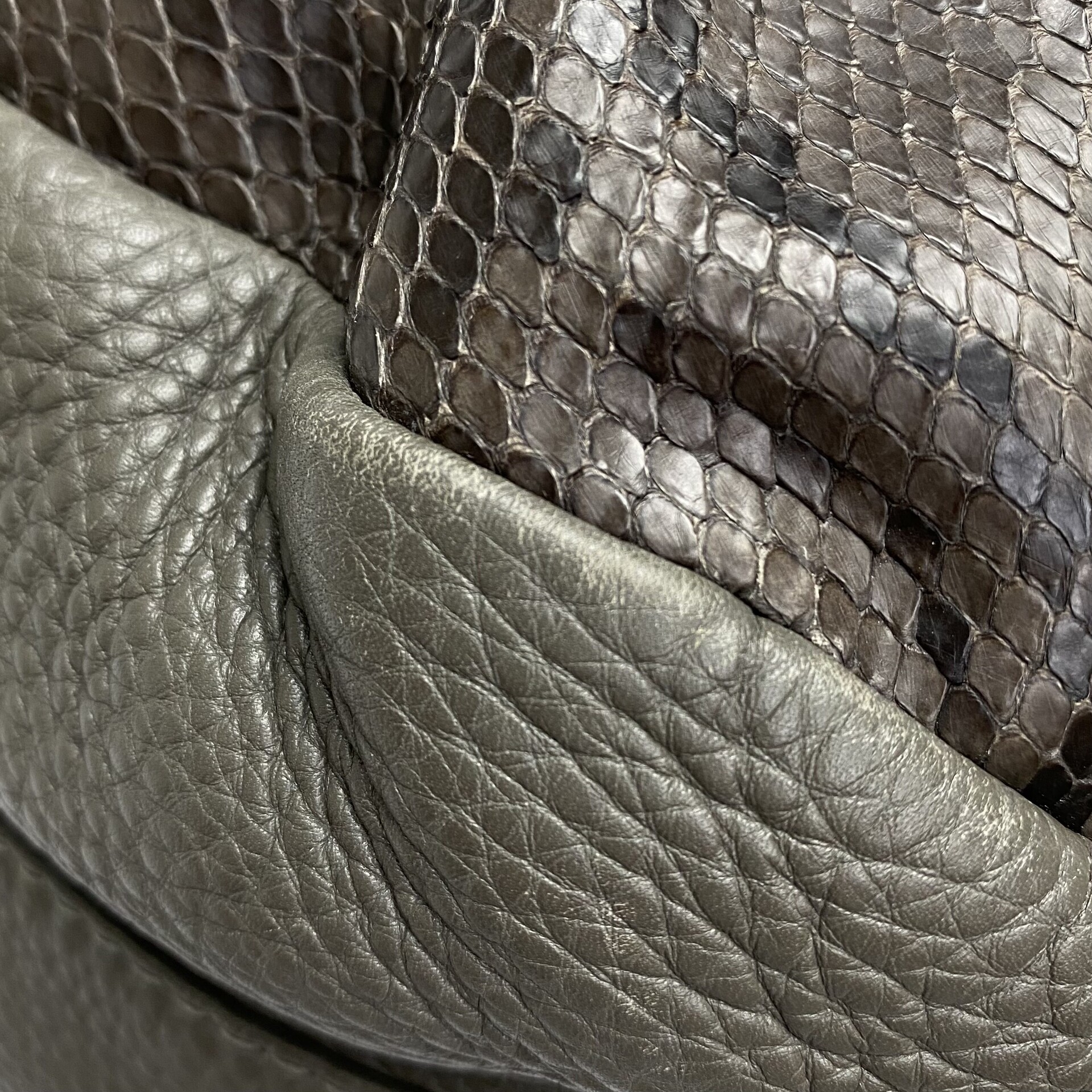 Bolsa Gucci Hobo Cinza Píton