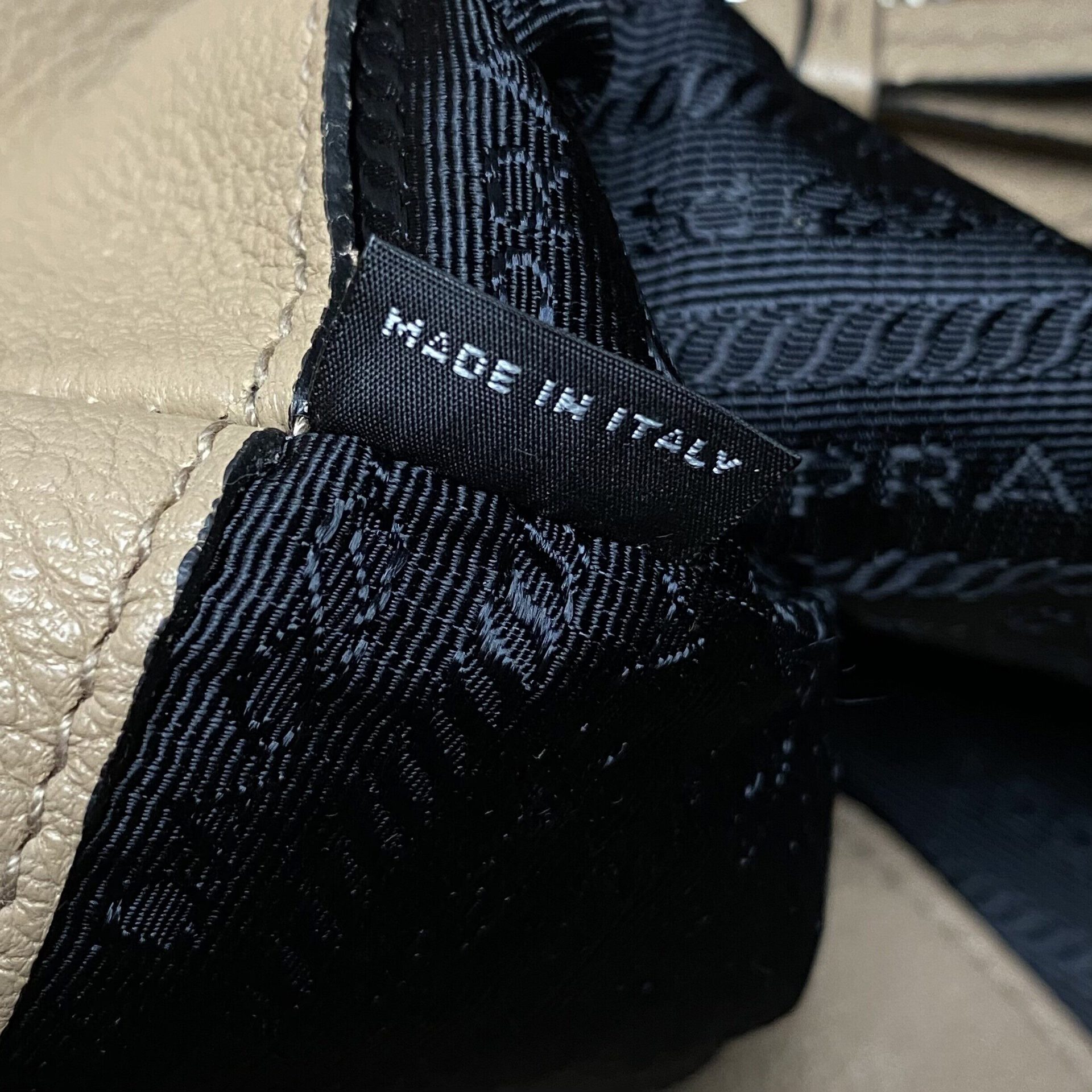 Bolsa Prada Couro Bege