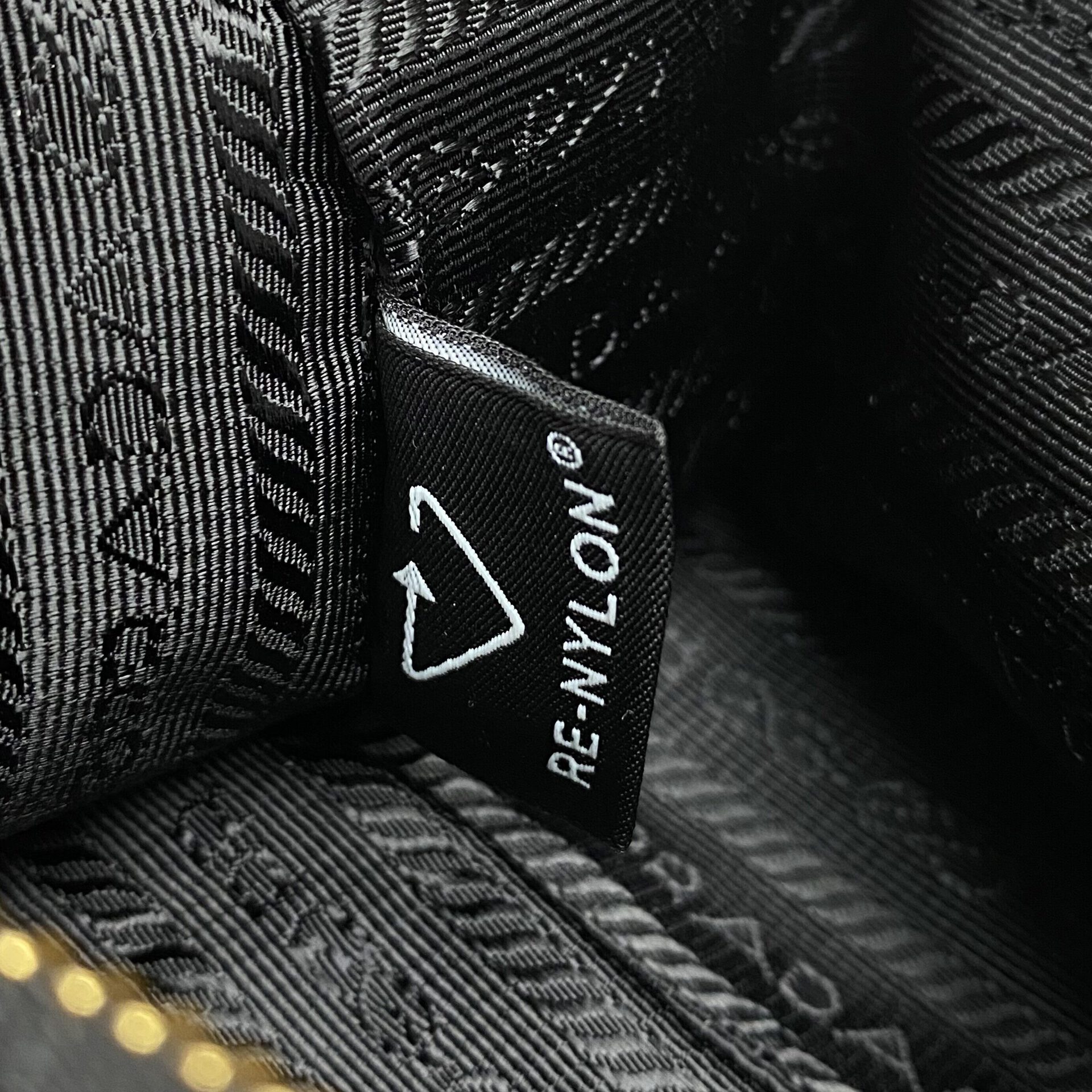 Bolsa Prada Re-Edition 2005 Paetês