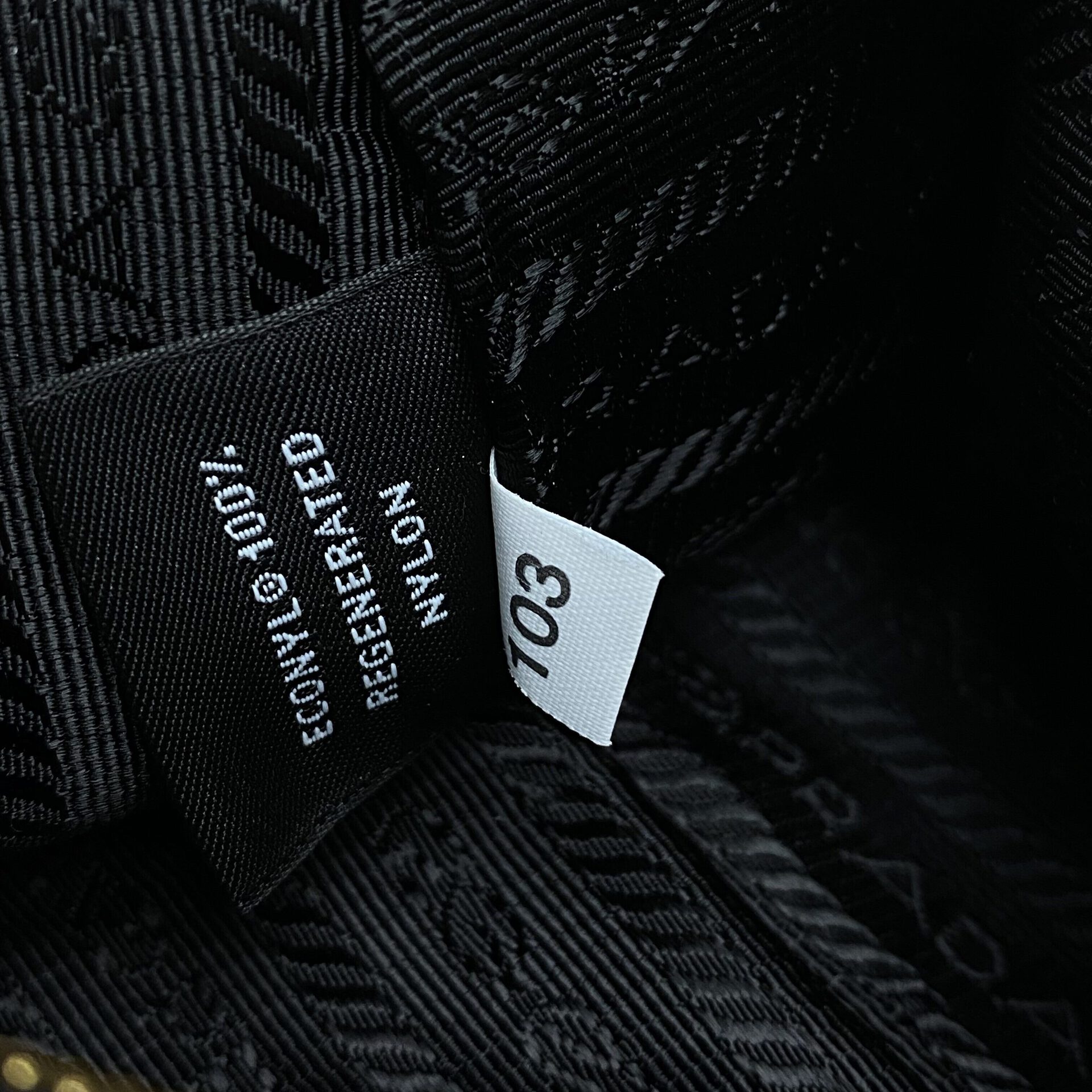 Bolsa Prada Re-Edition 2005 Paetês