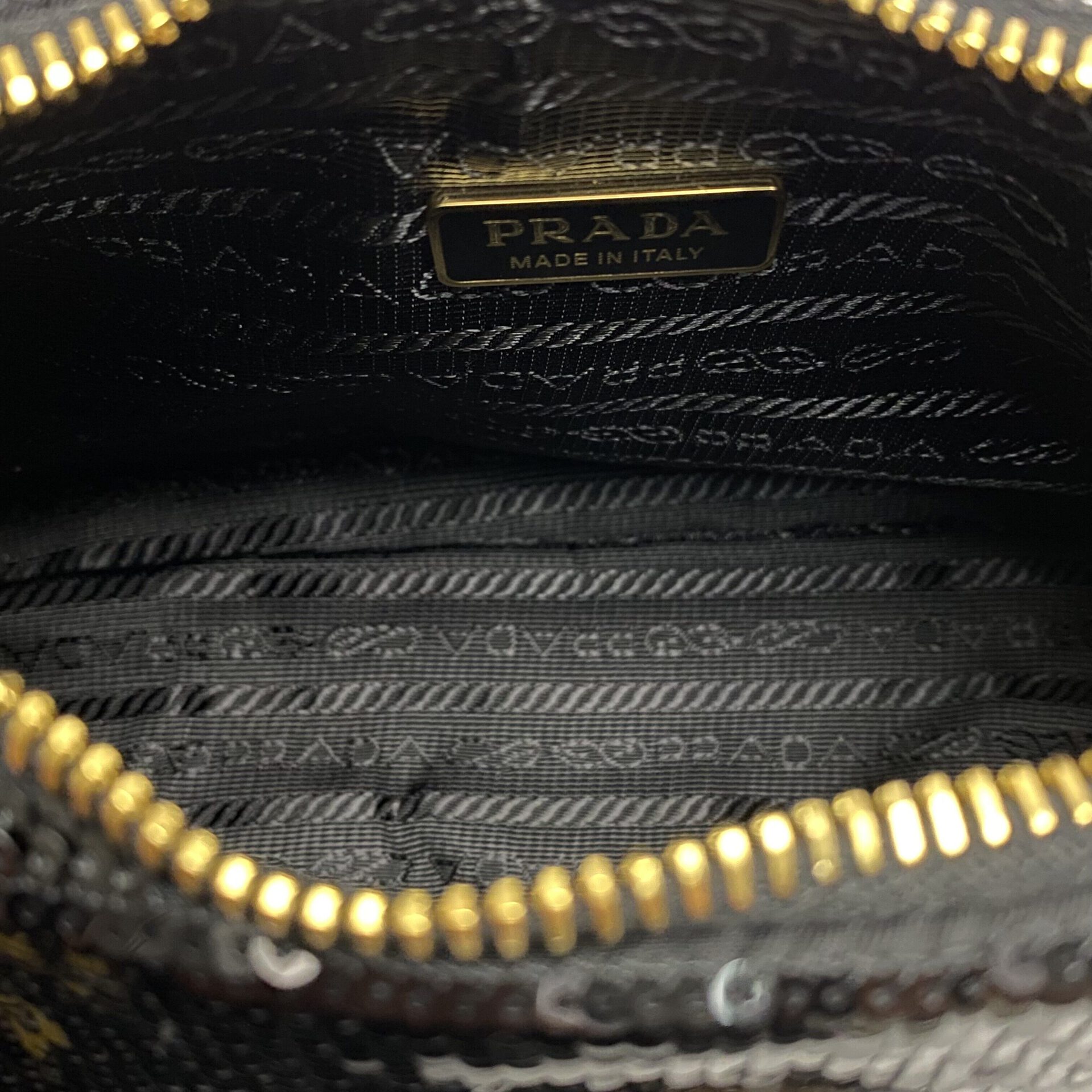 Bolsa Prada Re-Edition 2005 Paetês