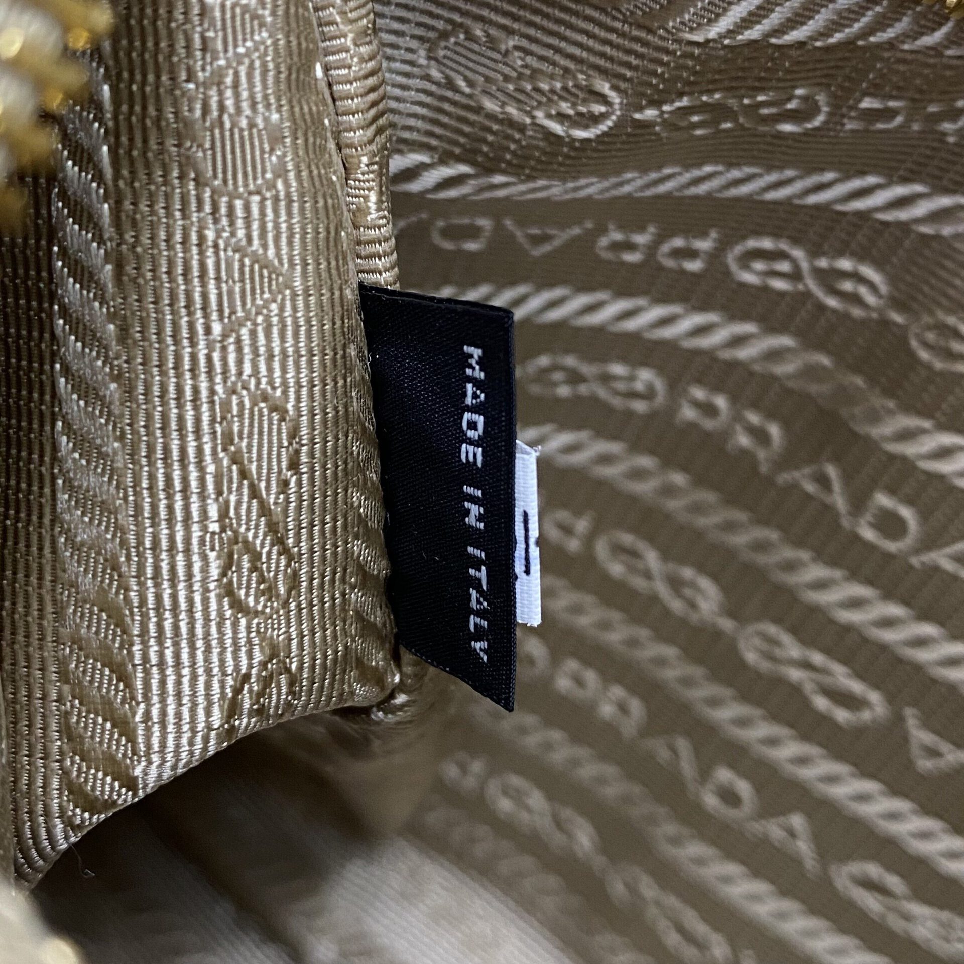 Bolsa Prada Re-Edition 2000