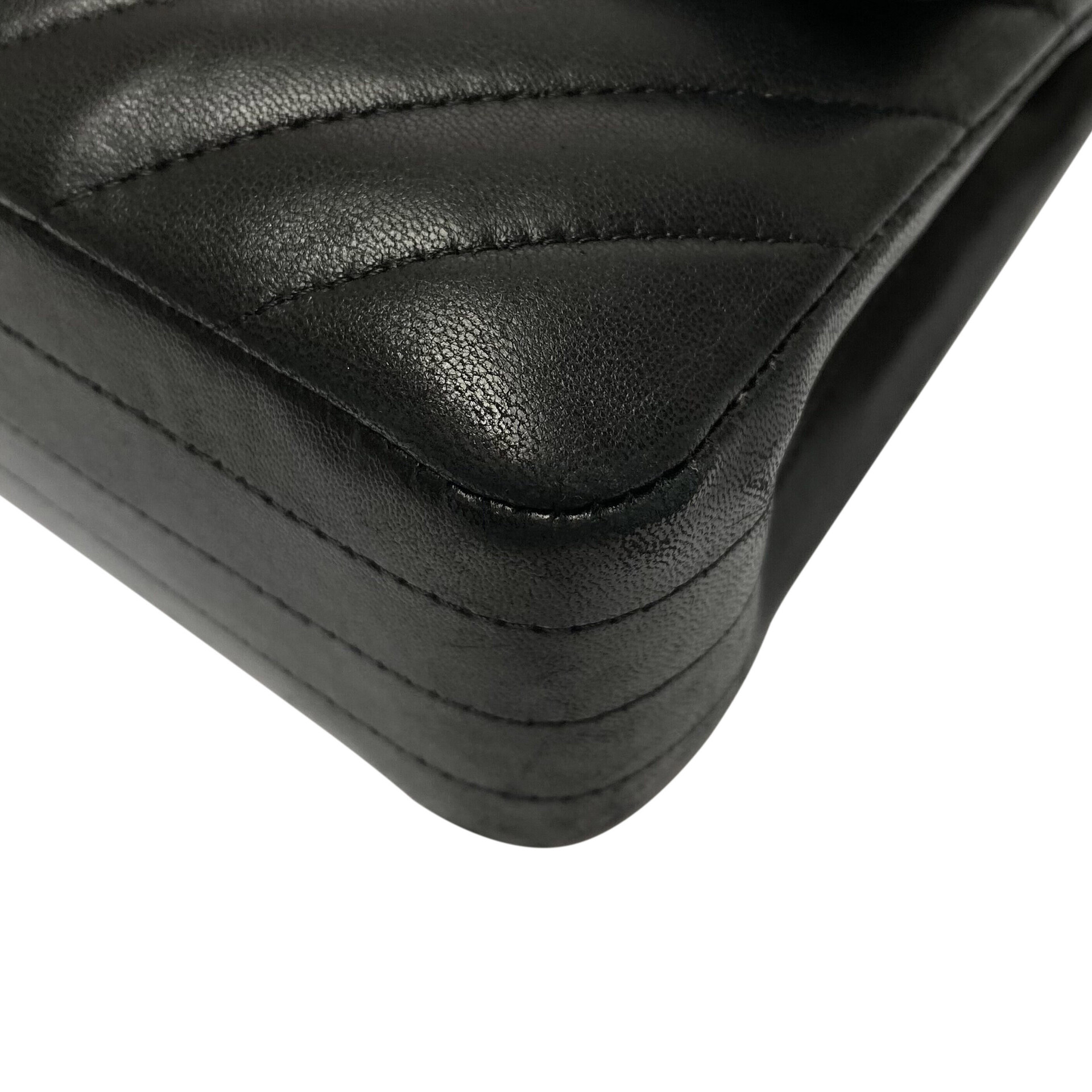 Bolsa Chanel Classic Chevron Preta