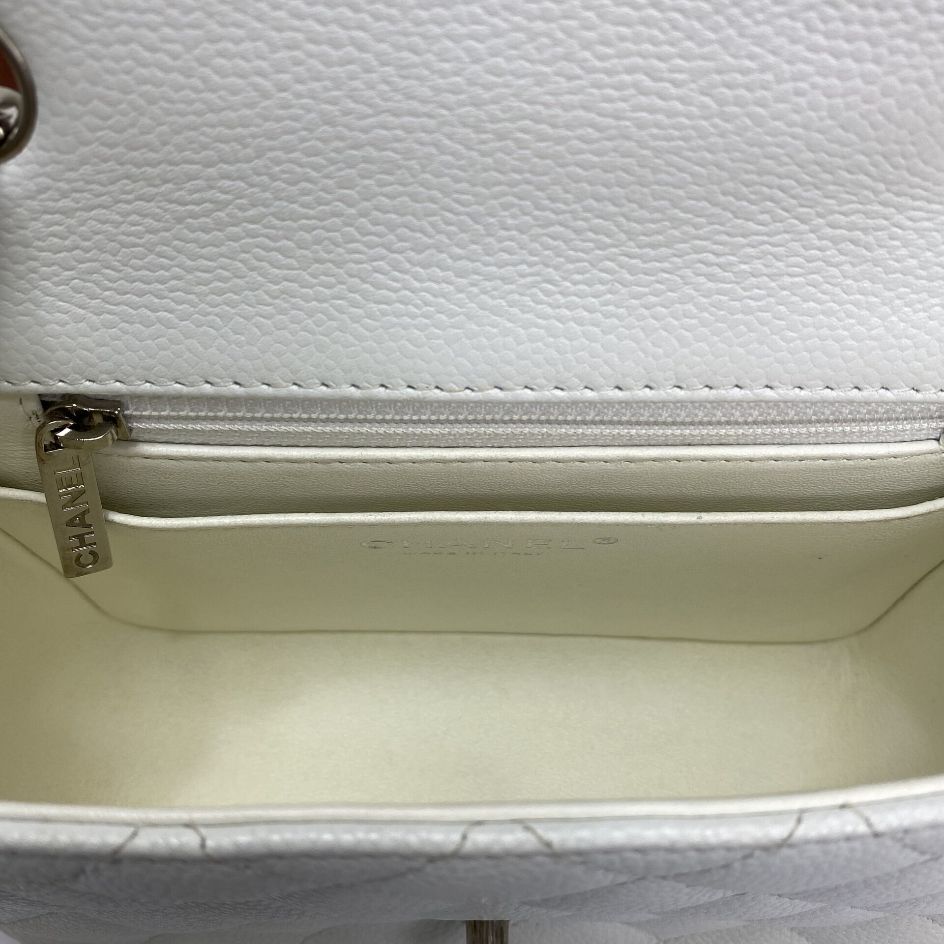 Bolsa Chanel Mini Classic Caviar Branca