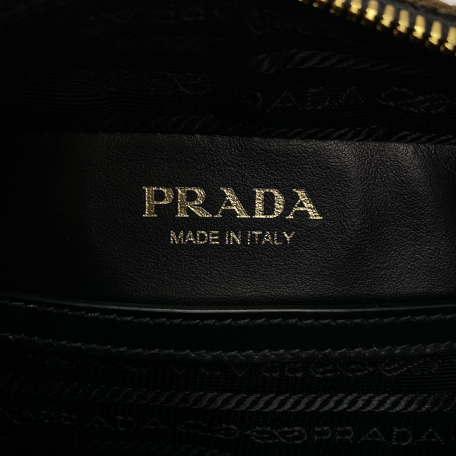 Bolsa Prada Crossbody Symbole com Bordado