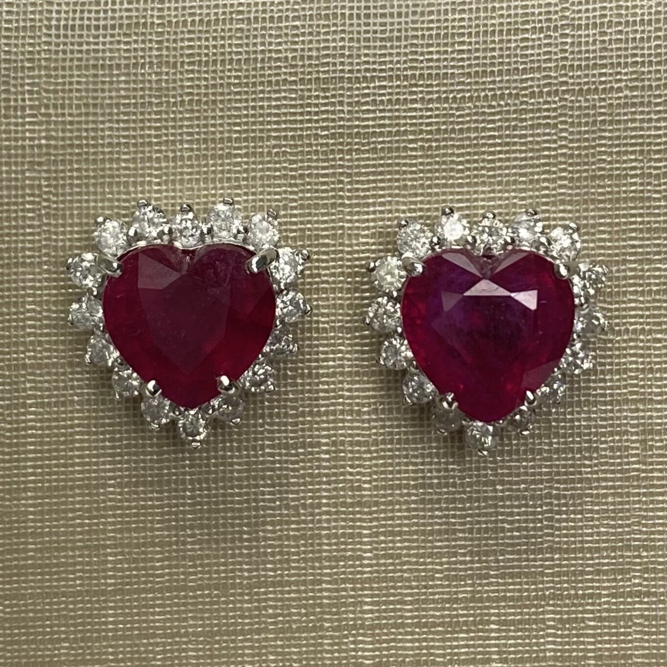 Par de Brincos Coração Rubis - 3.68 ct