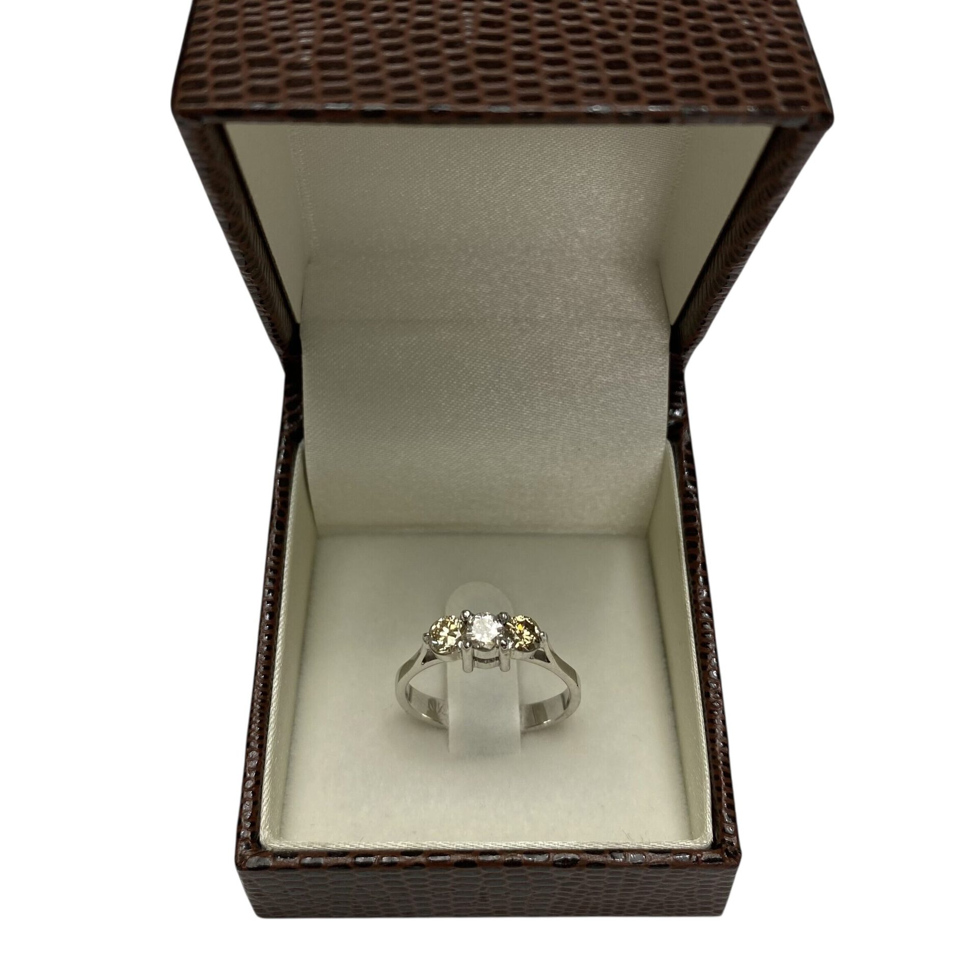 Anel Ouro Branco Trio - 0.6 ct.