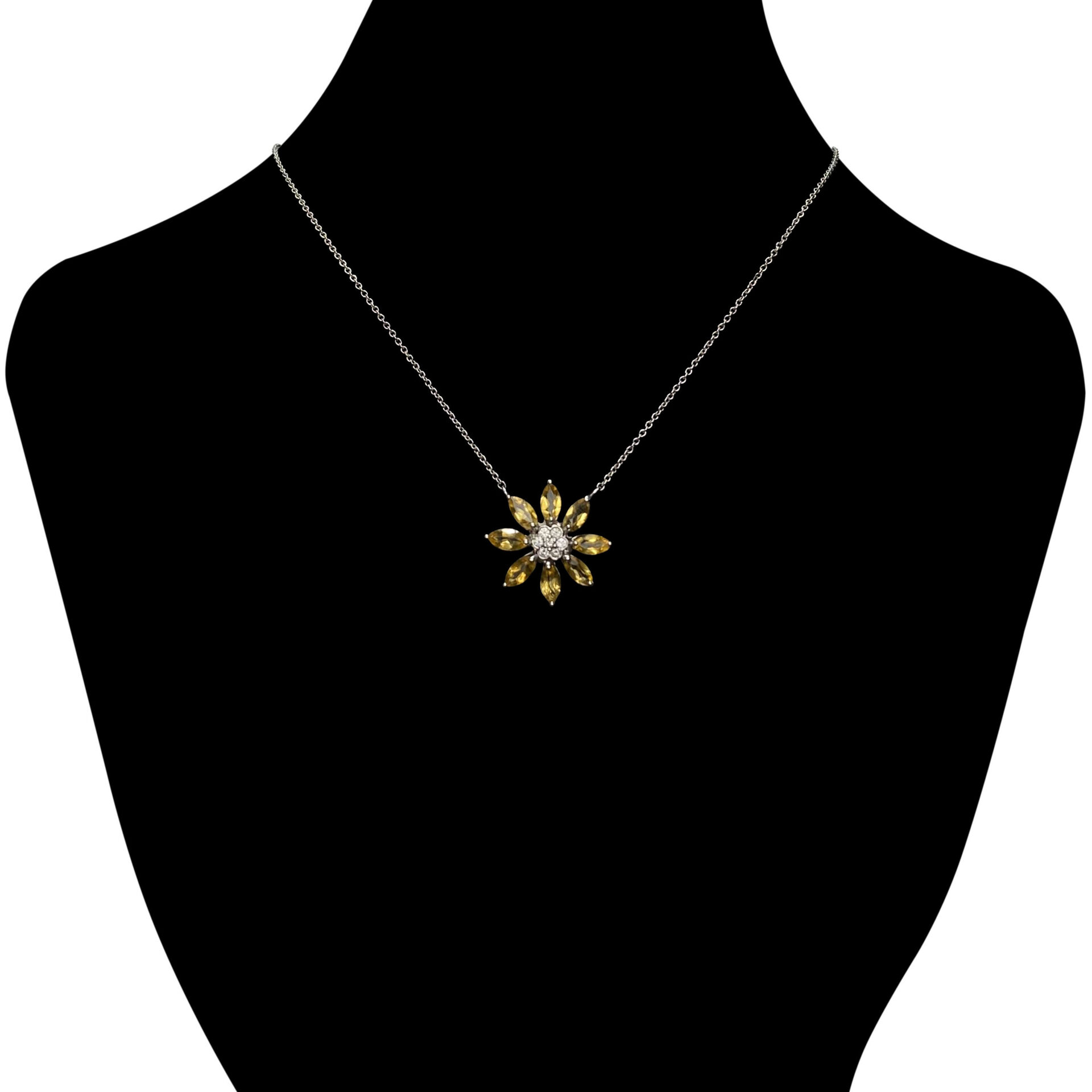 Colar Ouro Branco com Pingente de Flor