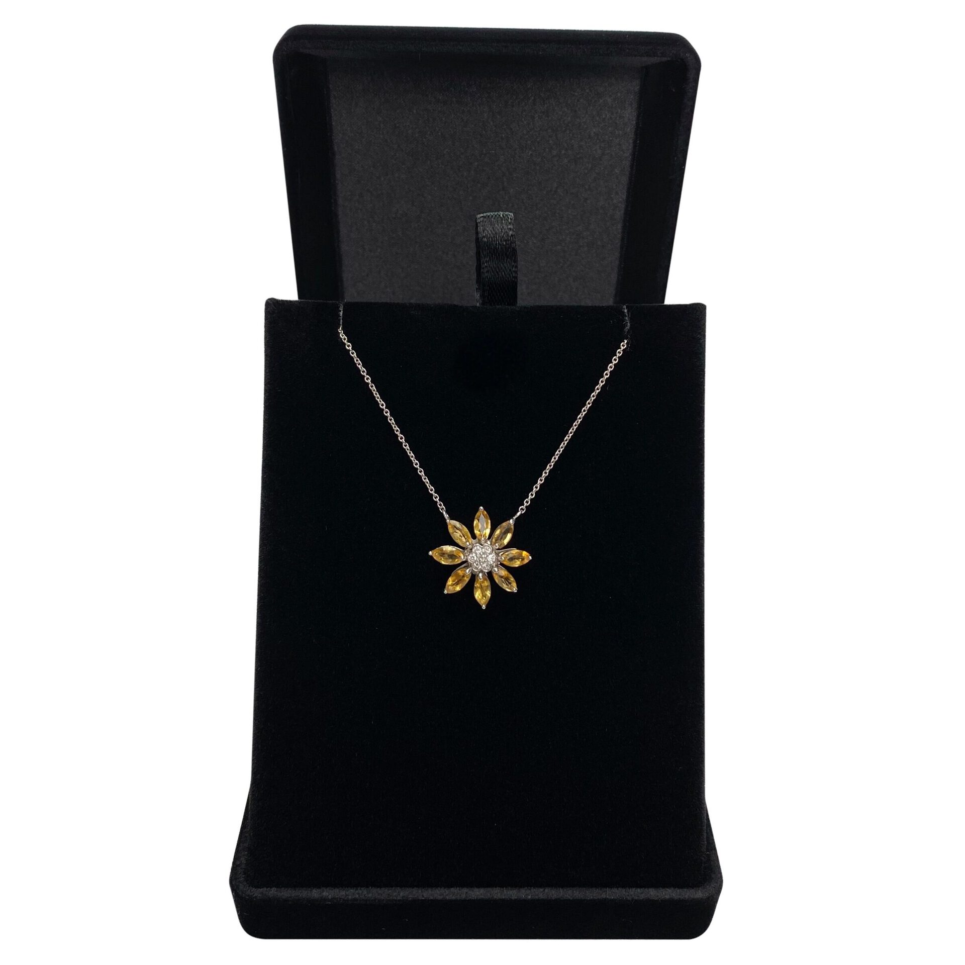 Colar Ouro Branco com Pingente de Flor