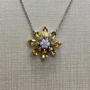 Colar Ouro Branco com Pingente de Flor