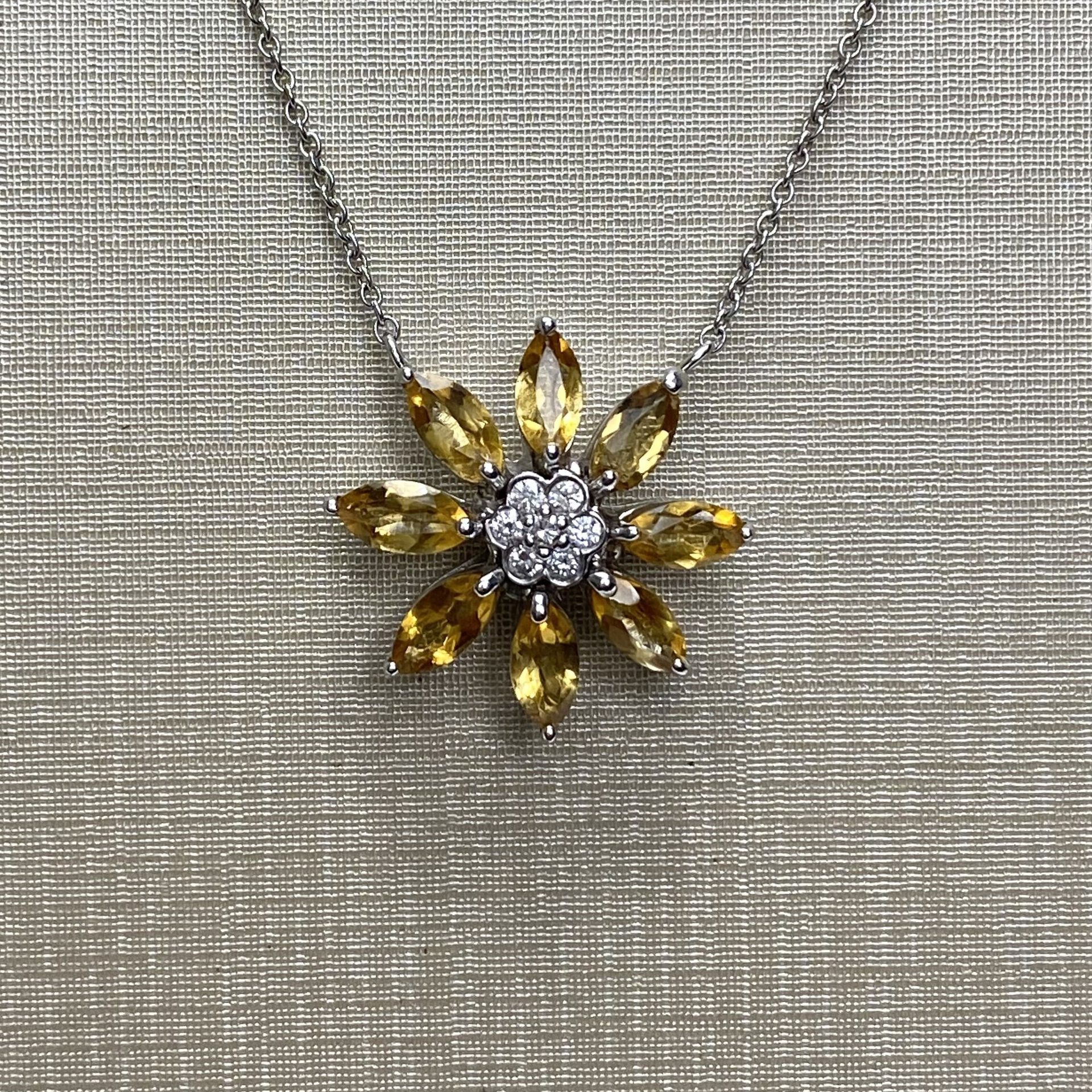 Colar Ouro Branco com Pingente de Flor