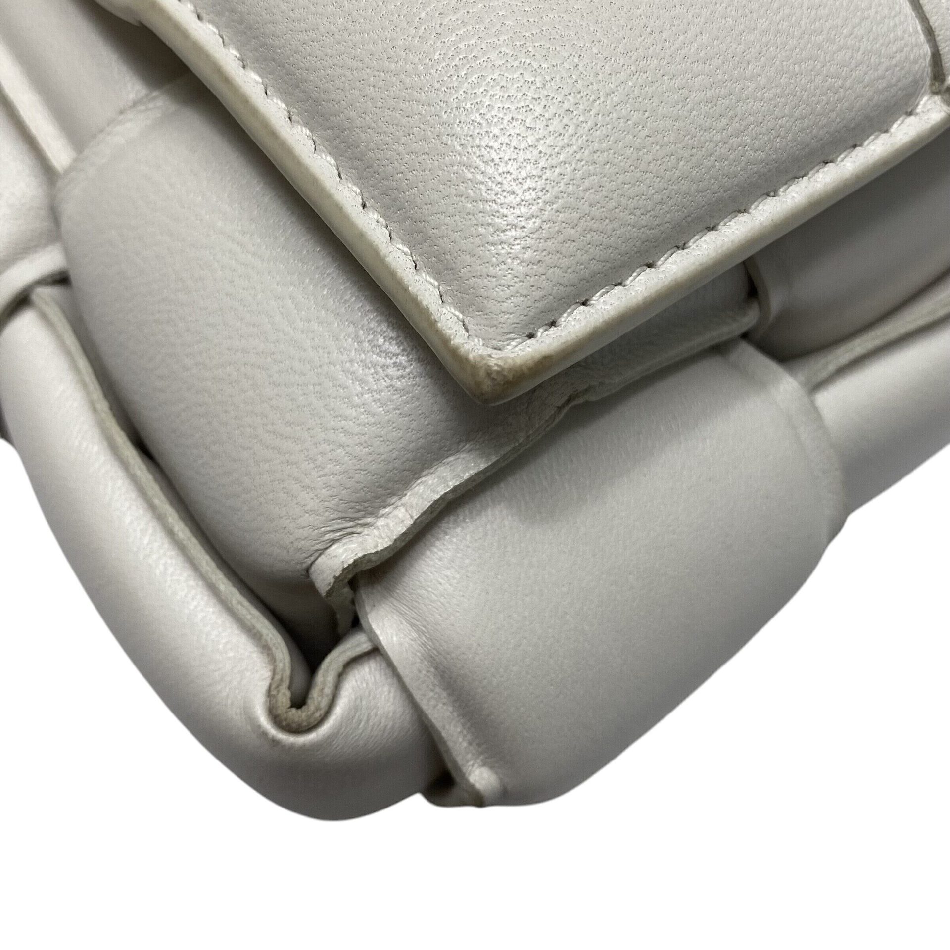 Bolsa Bottega Veneta Cassette Chain Off White