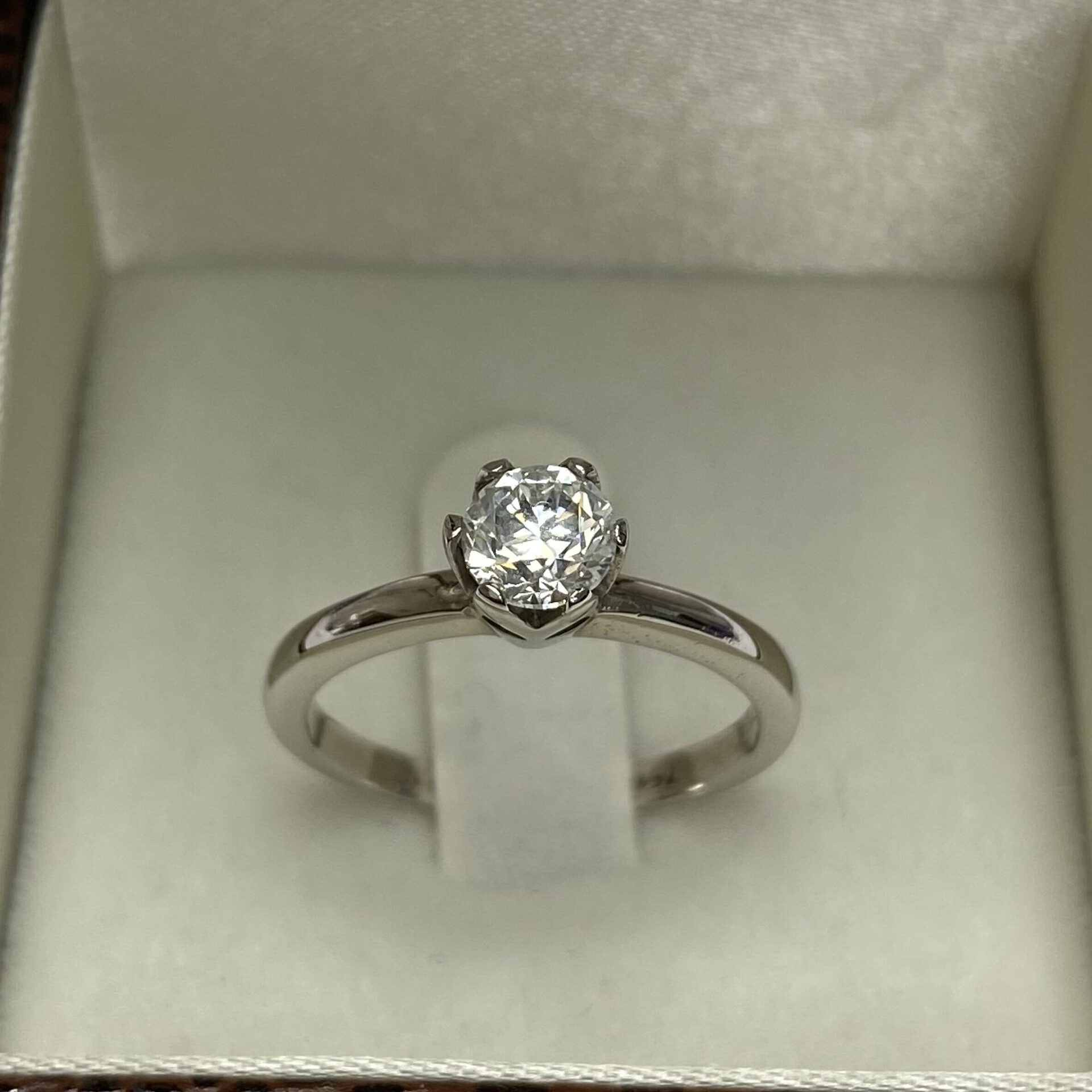 Anel Ouro Branco Solitário - 0.70 ct.