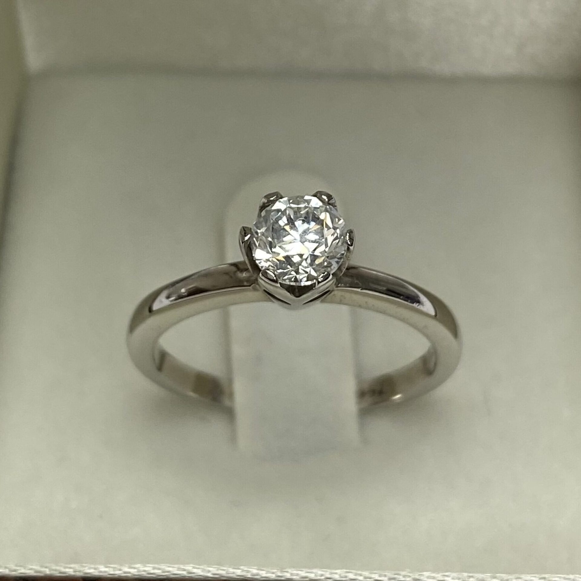 Anel Ouro Branco Solitário - 0.70 ct.