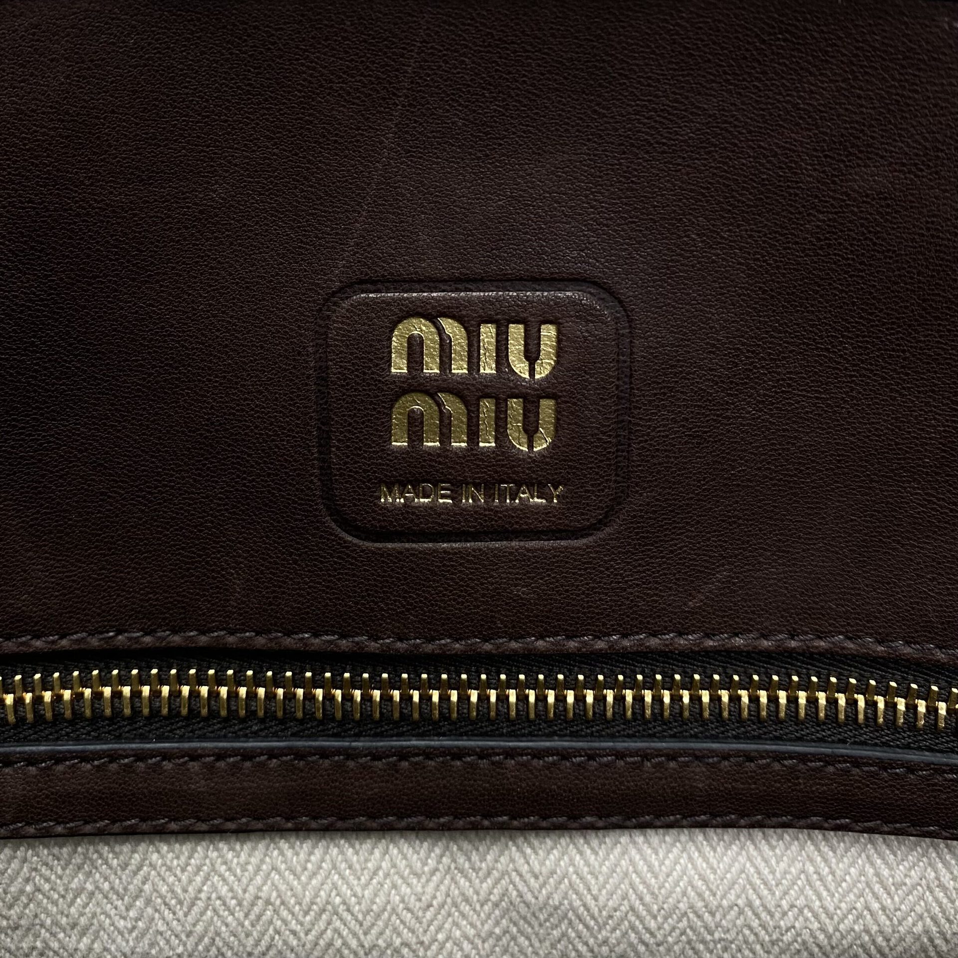 Bolsa Miu Miu Aventure Couro Marrom