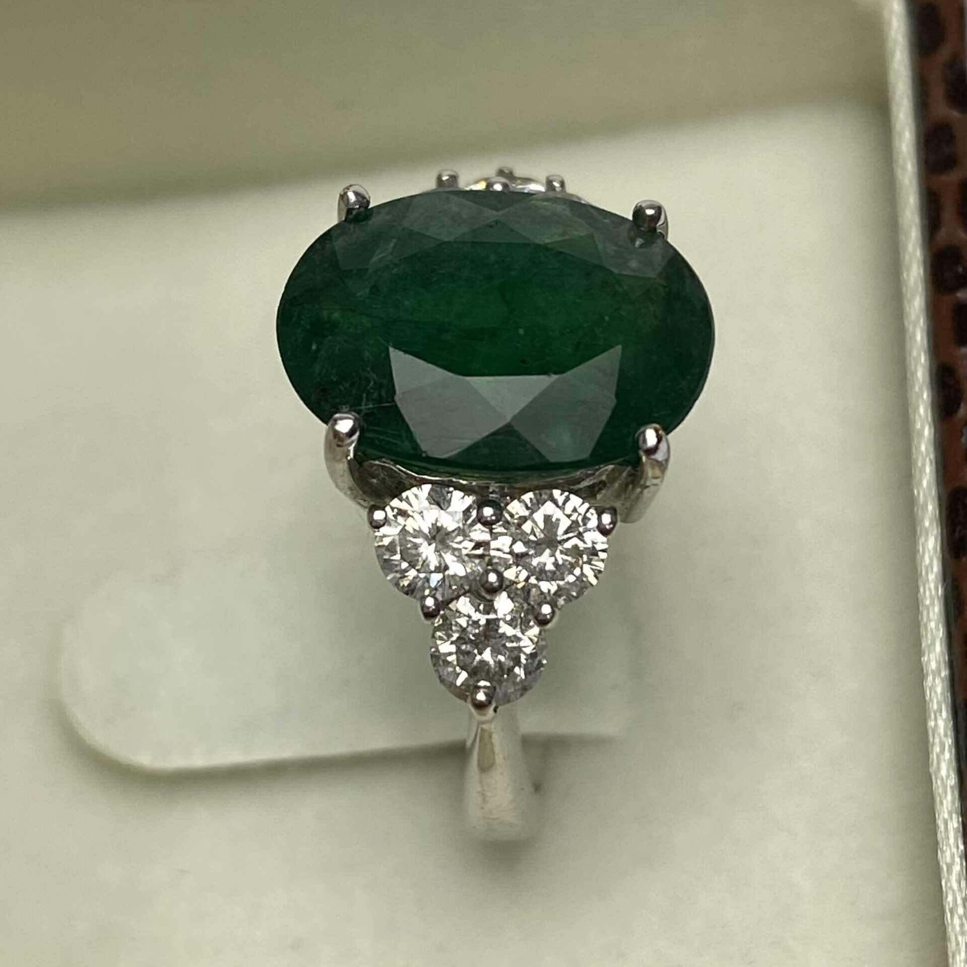 Anel Ouro Branco Esmeralda Oval