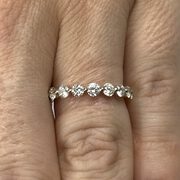 Meia Aliança Ouro Branco Diamantes - 0.72 ct.