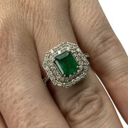 Anel Ouro Branco com Esmeralda e Diamantes