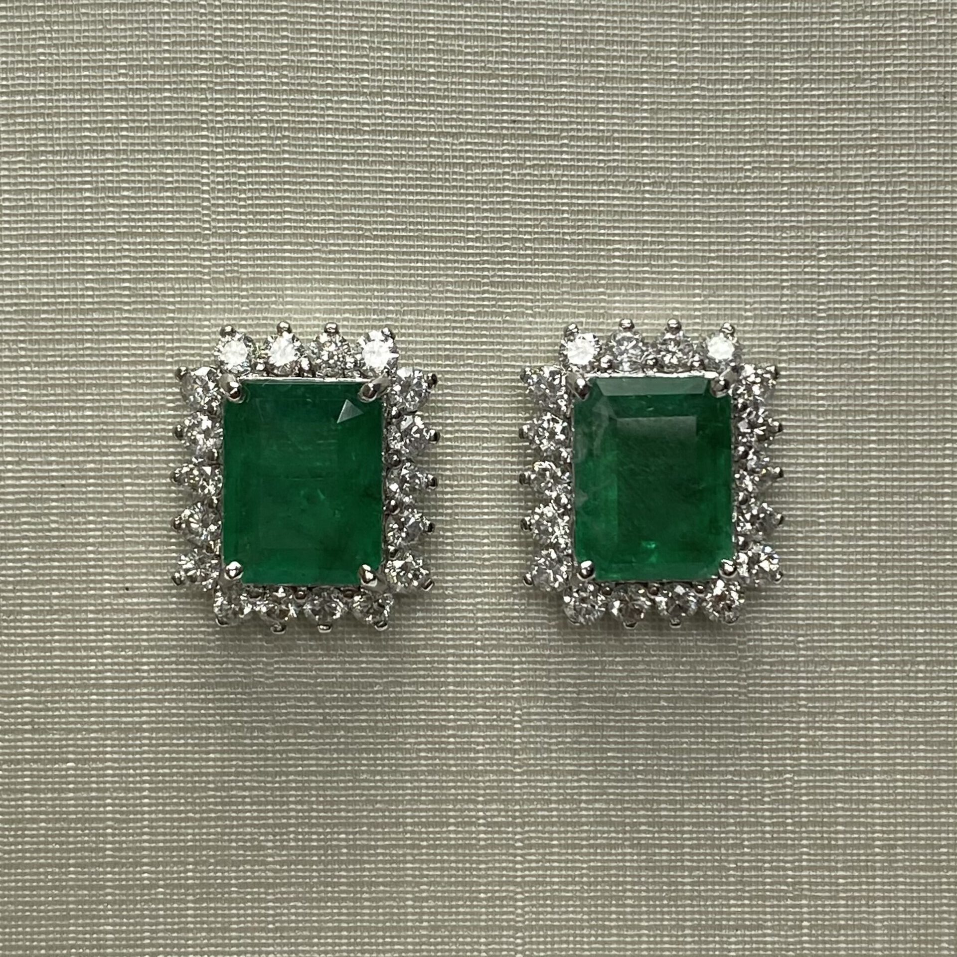 Par de Brincos Esmeraldas - 3.68 ct.