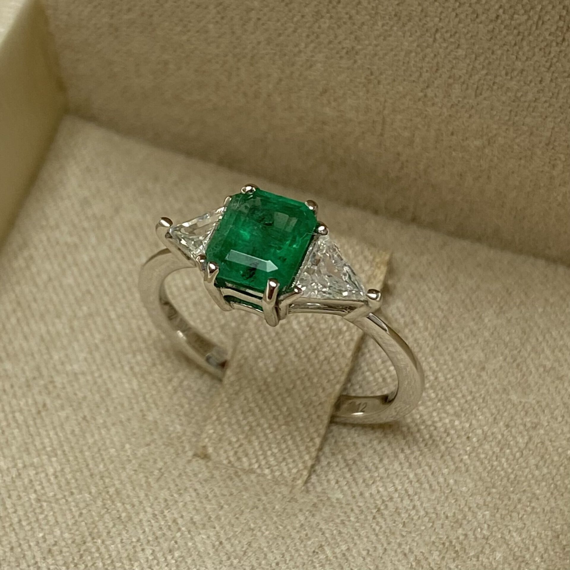 Anel Trio Esmeralda e Diamantes